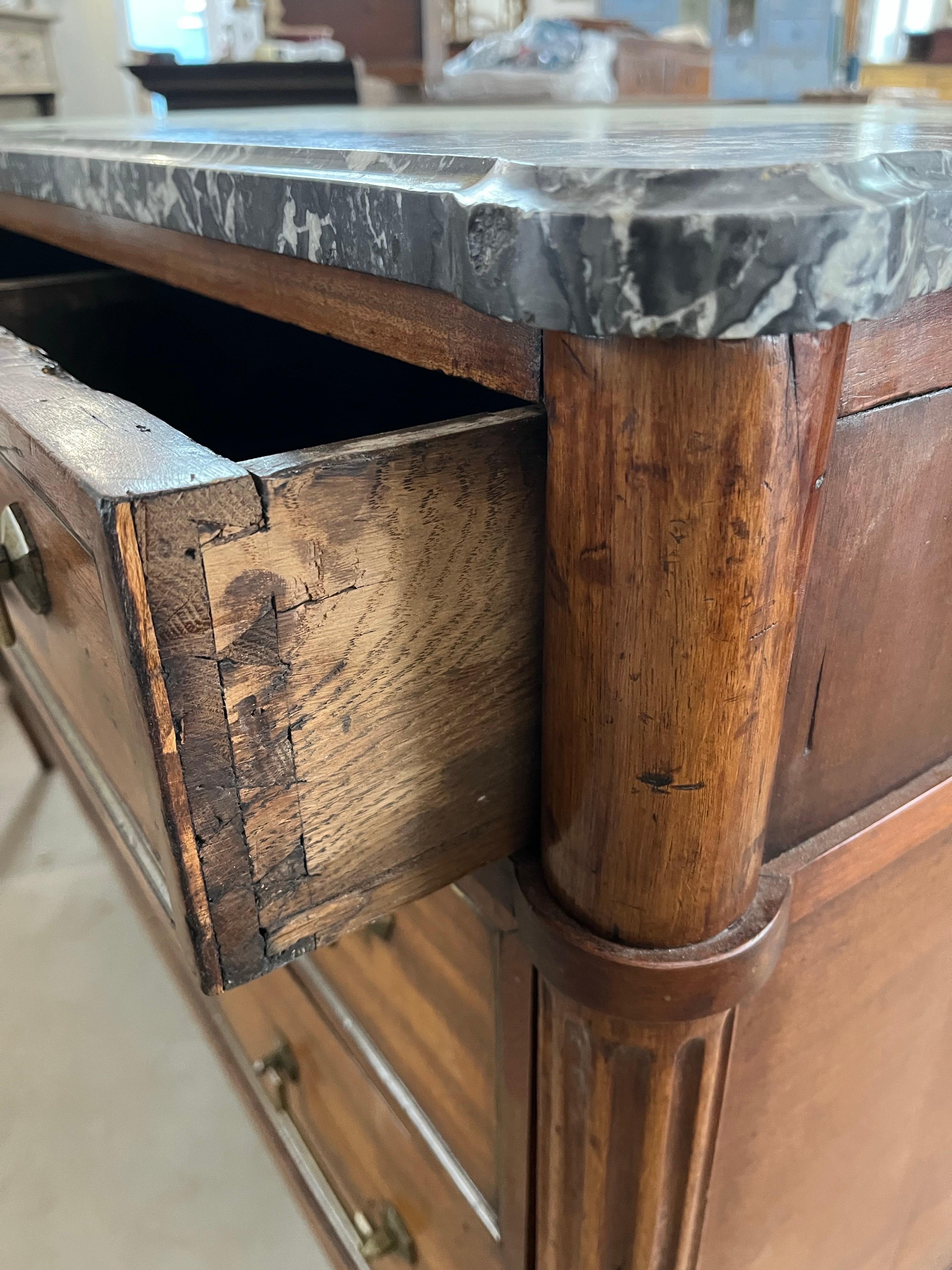 Commode / Commode Louis XVI du 18ème siècle en acajou avec marbre en vente 6