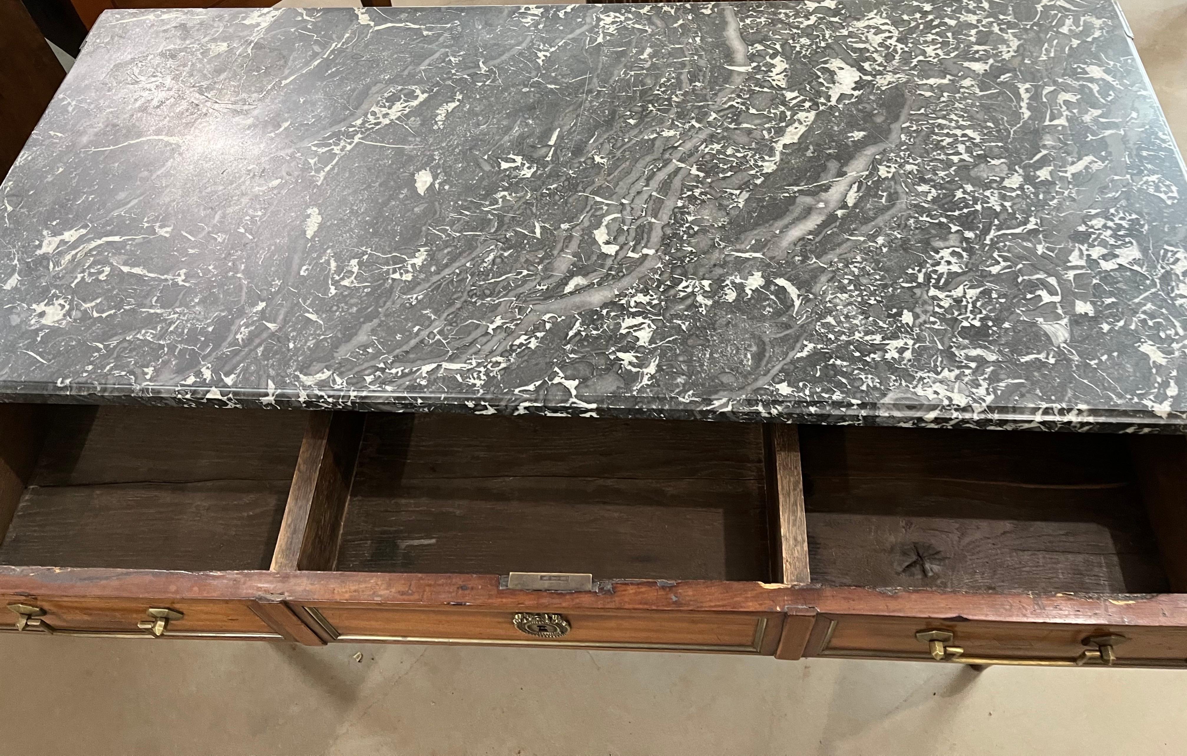 Commode / Commode Louis XVI du 18ème siècle en acajou avec marbre en vente 7