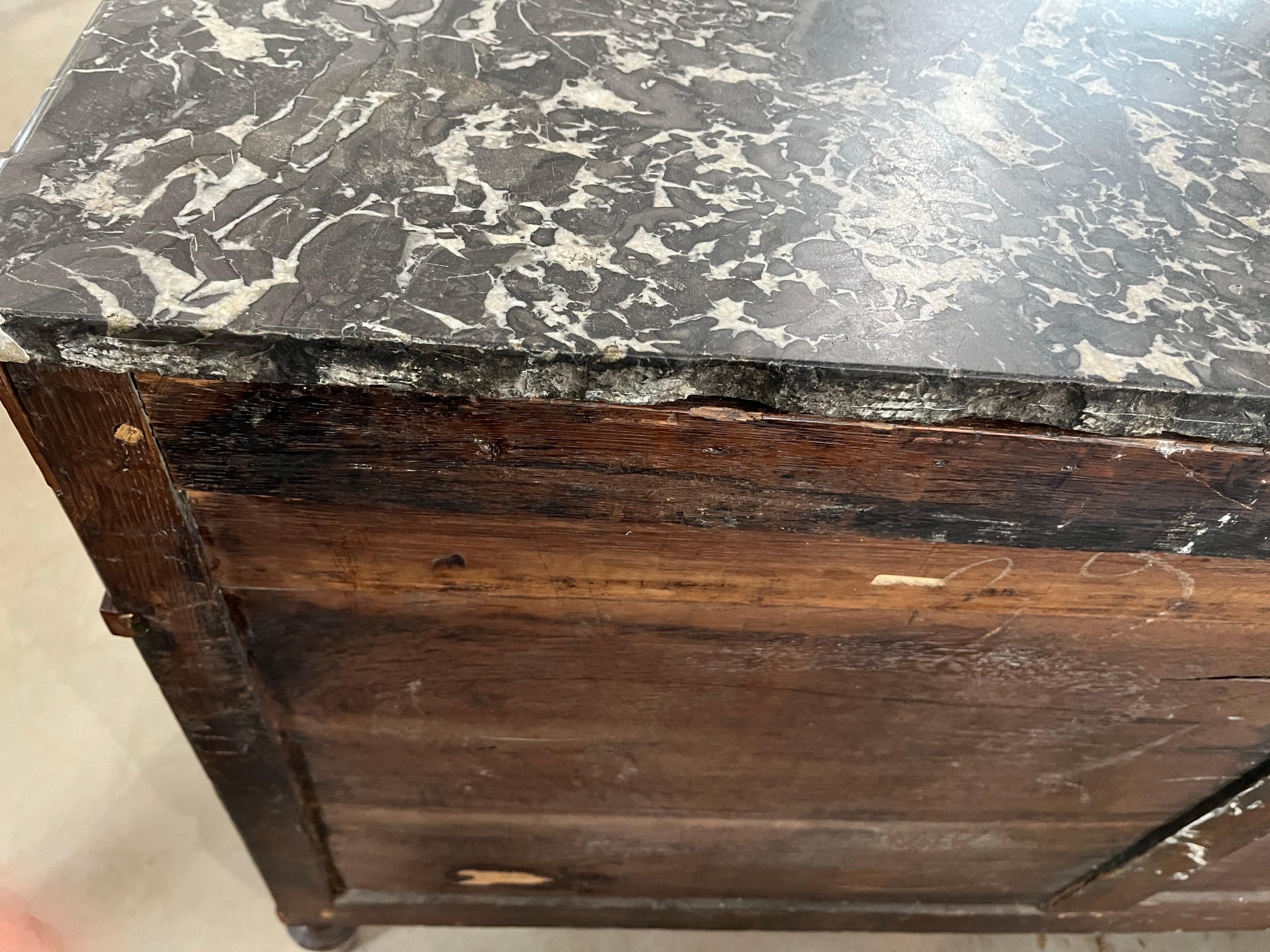 Français Commode / Commode Louis XVI du 18ème siècle en acajou avec marbre en vente