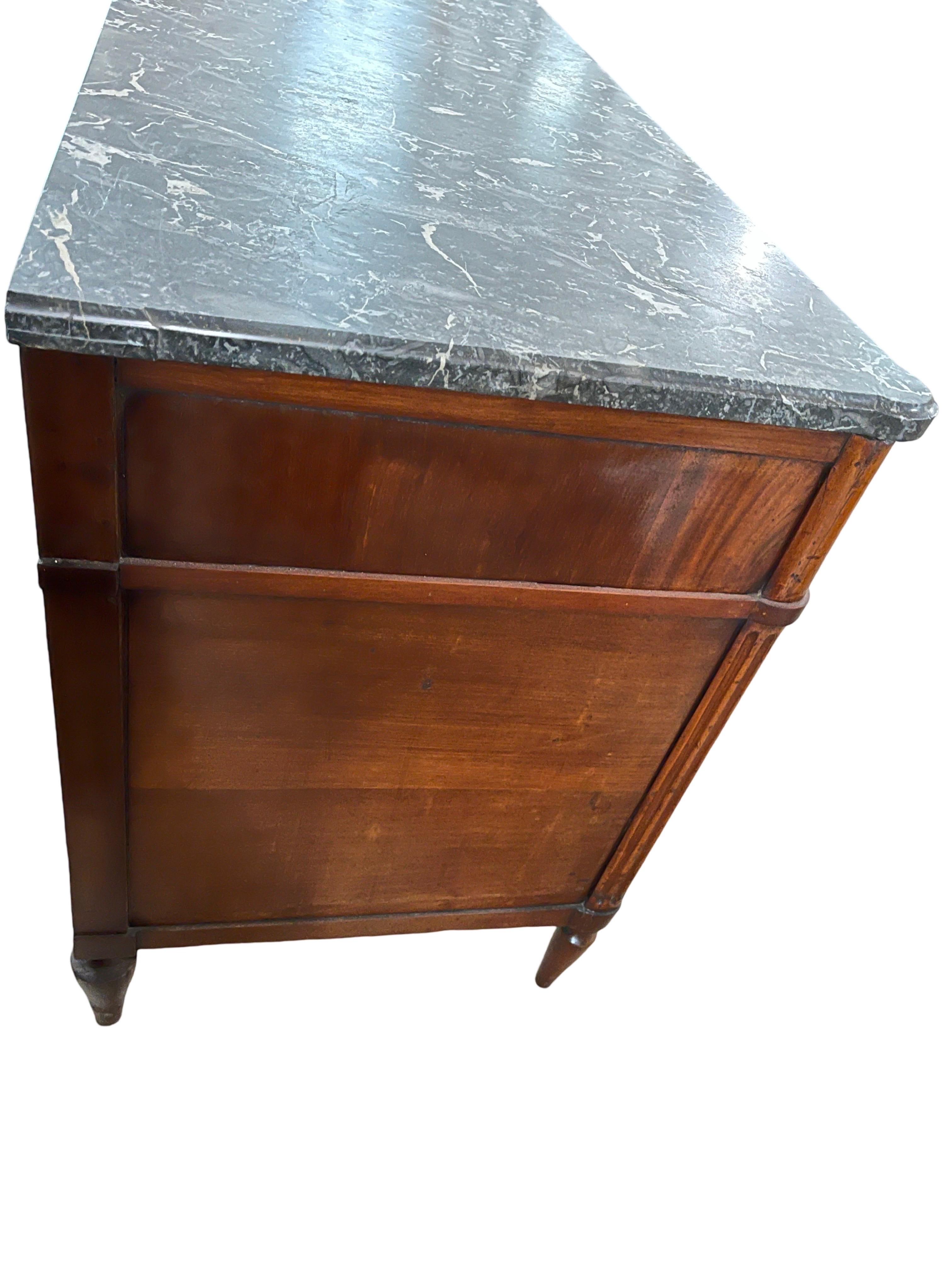 Sculpté à la main Commode / Commode Louis XVI du 18ème siècle en acajou avec marbre en vente