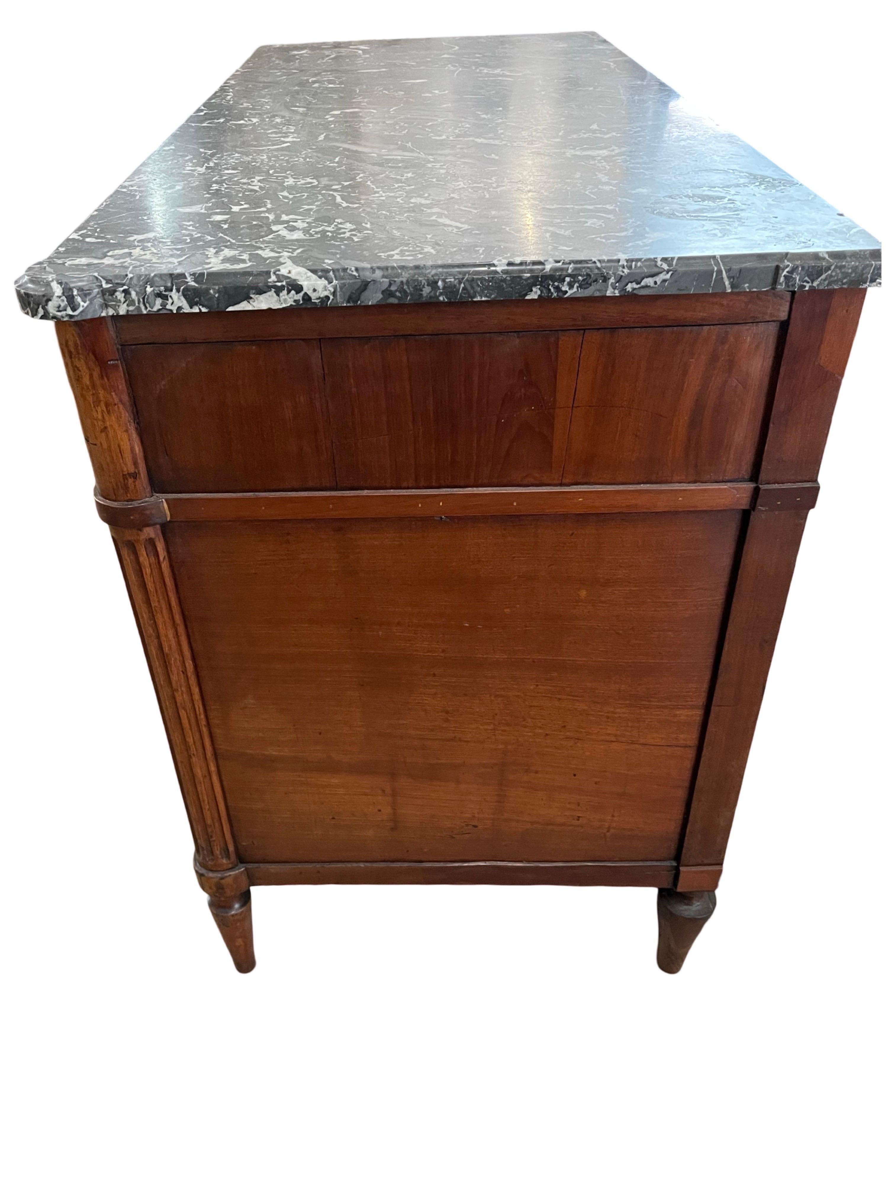 XVIIIe siècle Commode / Commode Louis XVI du 18ème siècle en acajou avec marbre en vente