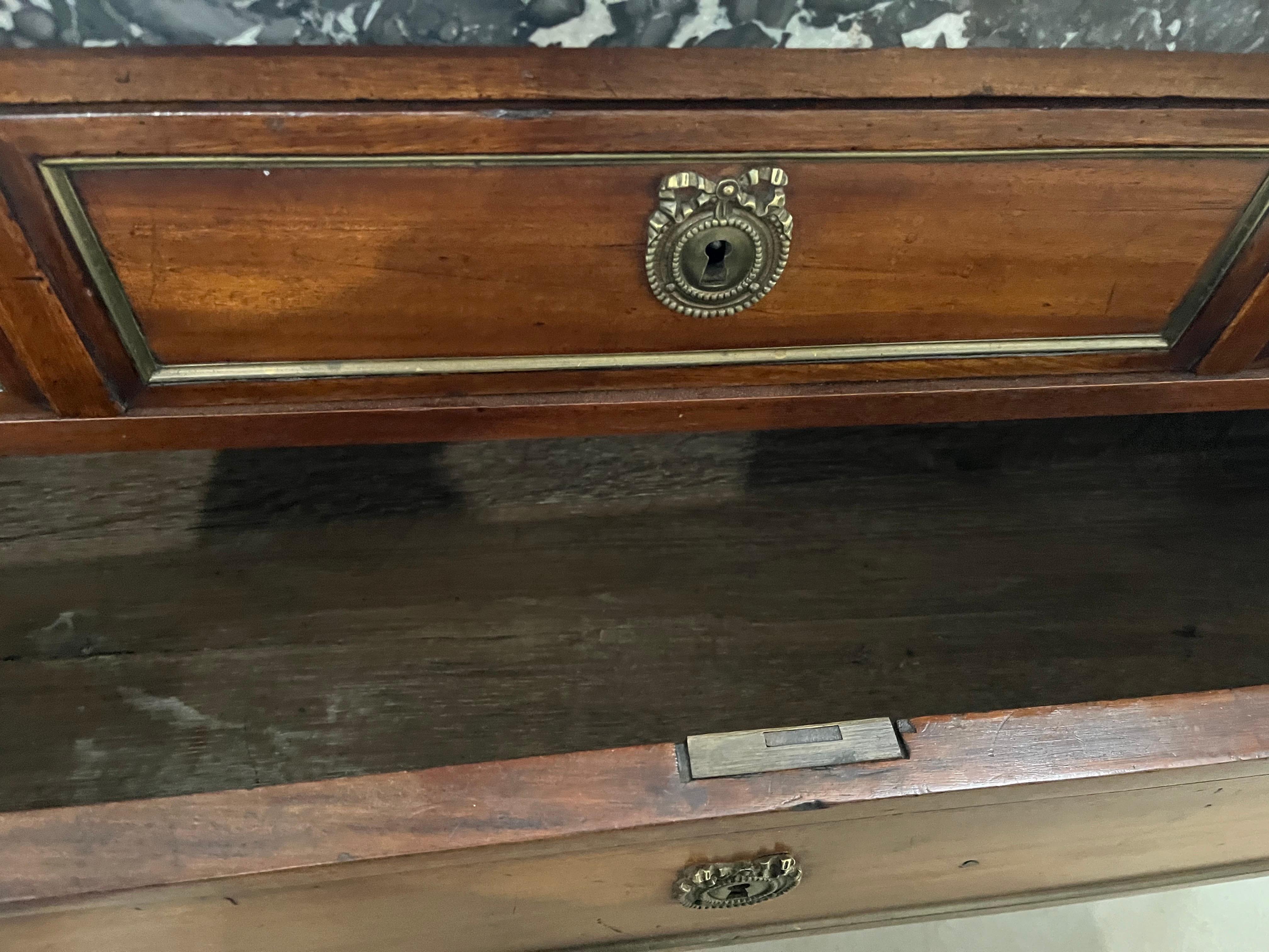 Commode / Commode Louis XVI du 18ème siècle en acajou avec marbre en vente 1