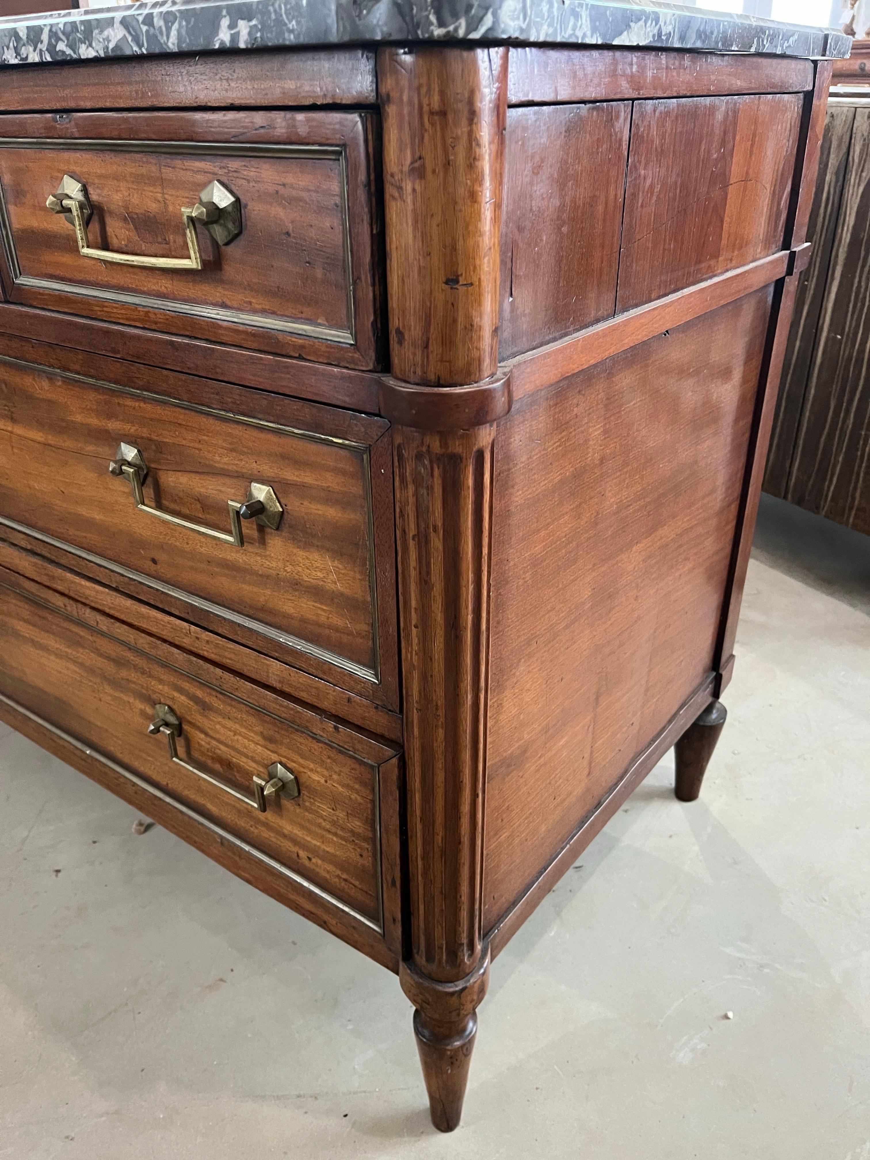 Commode / Commode Louis XVI du 18ème siècle en acajou avec marbre en vente 2