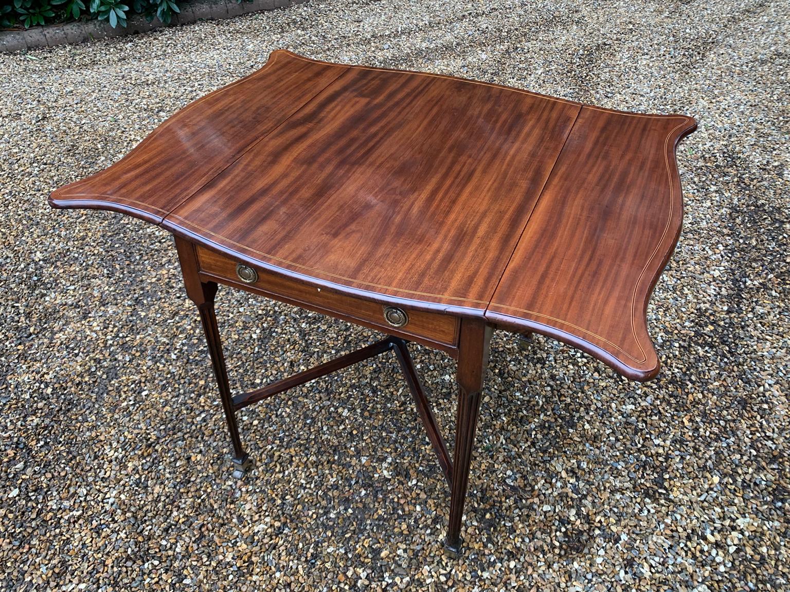 Hand-Crafted 18th Century Mahogany Pembroke Butterfly / Serpentine Table