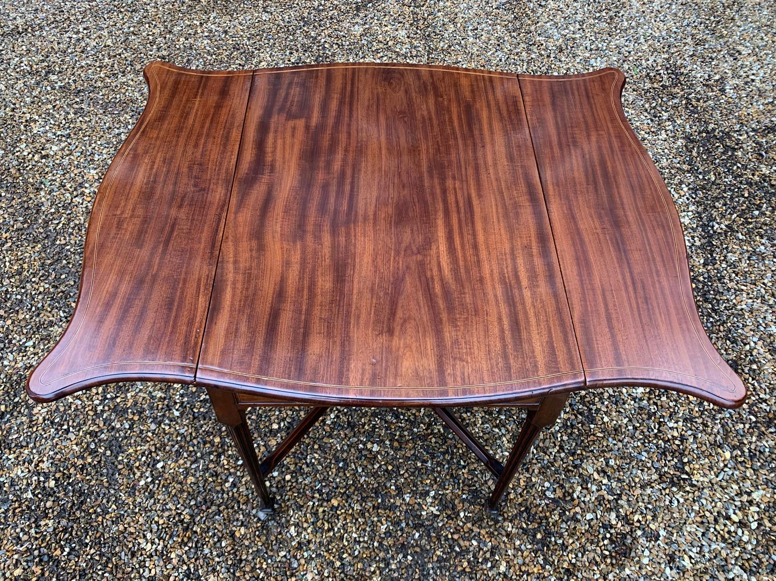18th Century Mahogany Pembroke Butterfly / Serpentine Table In Excellent Condition In Richmond, Surrey