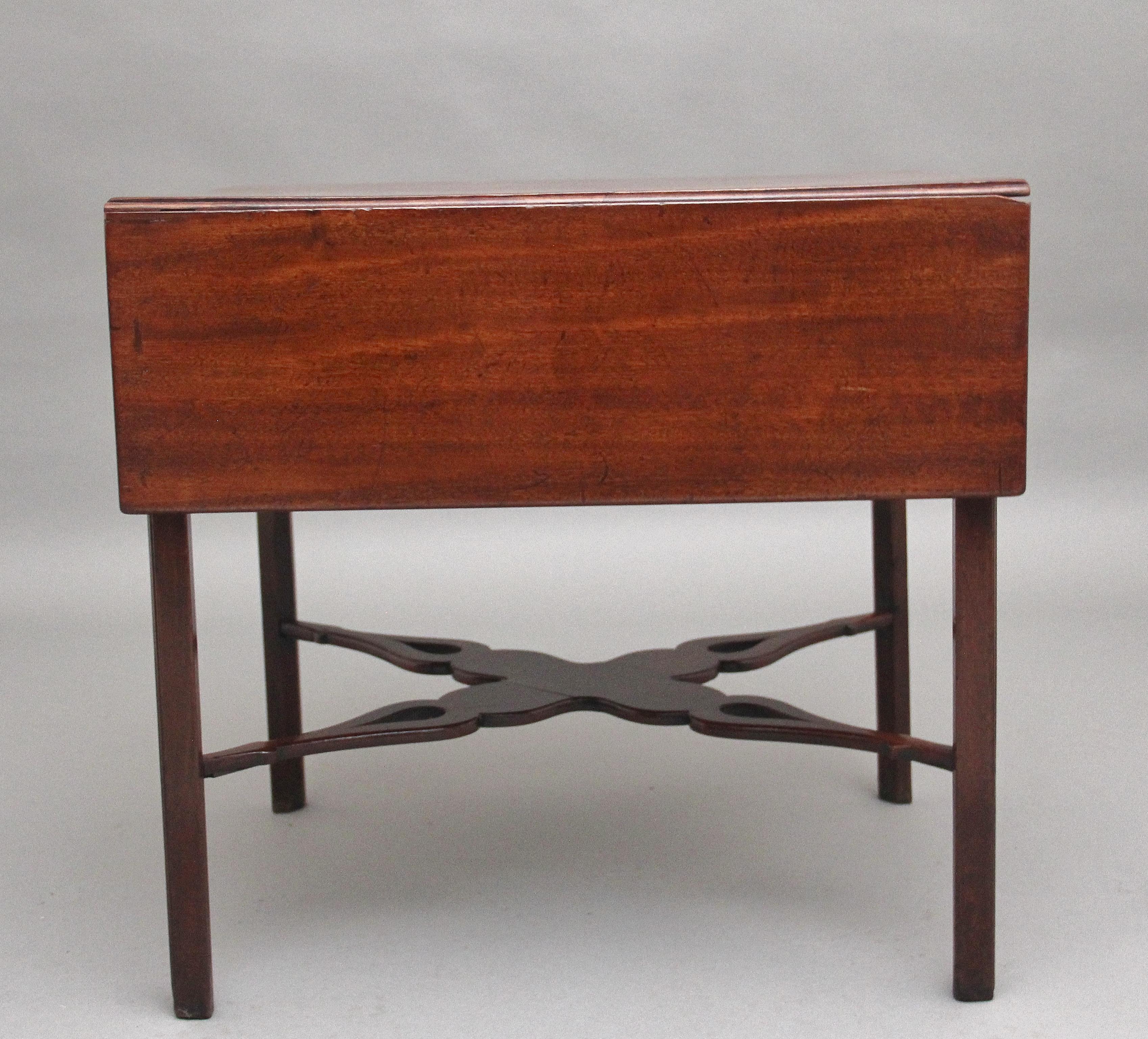 Mahogany 18th Century mahogany Pembroke table For Sale