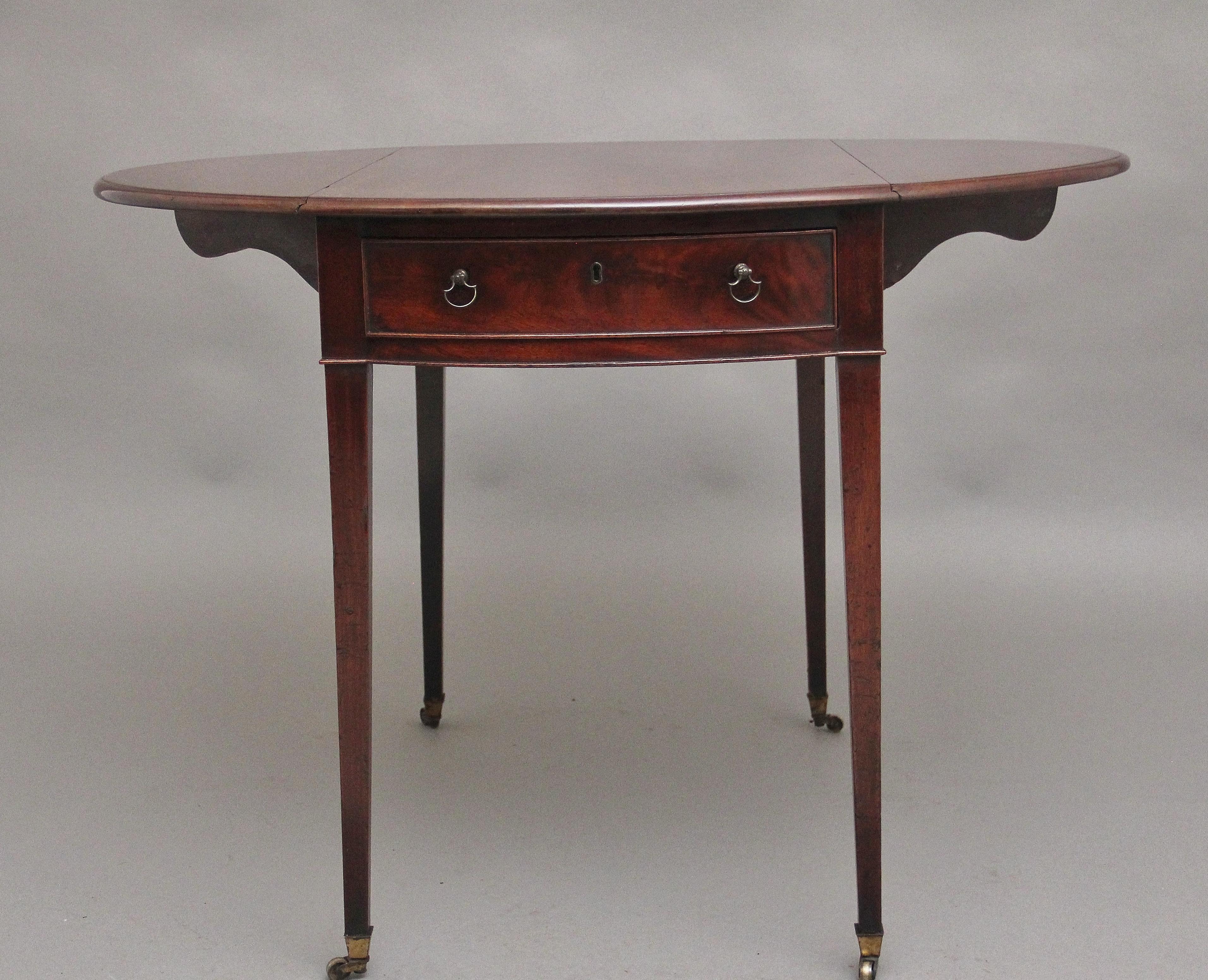 18th Century mahogany Pembroke table For Sale 1