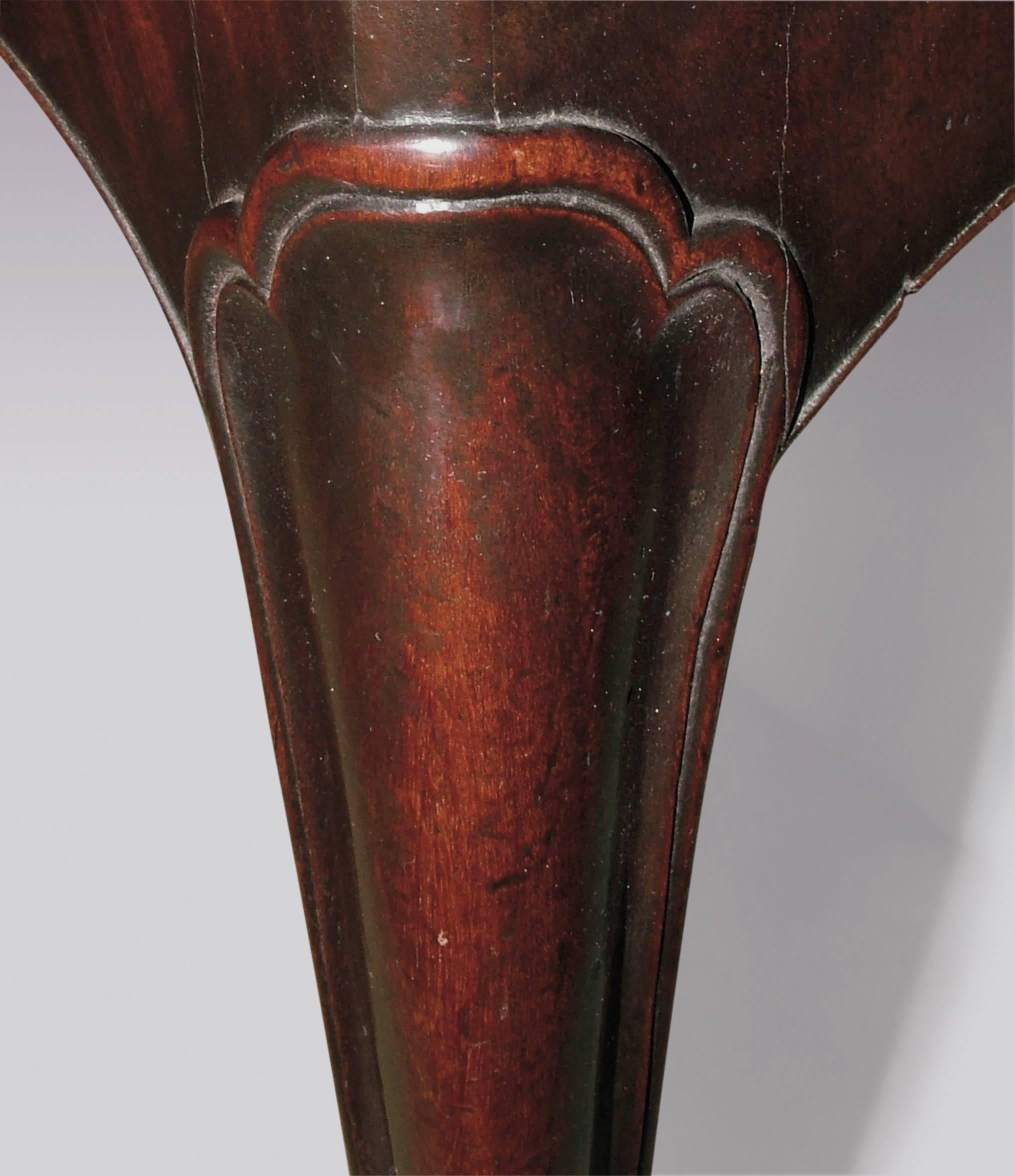 Table à cartes en forme de serpentin en acajou figuré de la période Hepplewhite de la fin du XVIIIe siècle, de style français, avec un plateau à bordures moulées au-dessus d'une frise façonnée, soutenue par des pieds cabriole à volutes bien moulées.