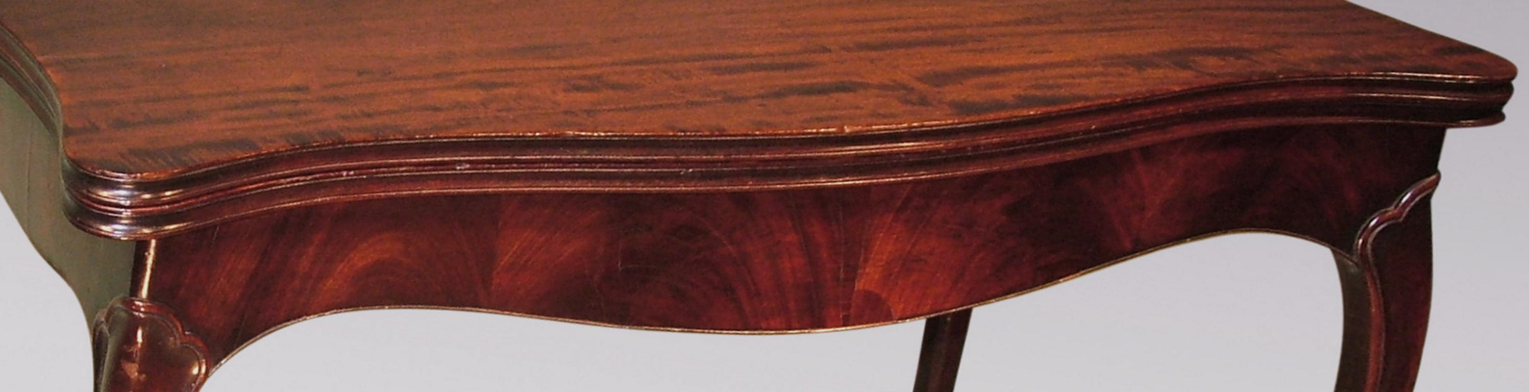 Anglais table à cartes serpentine en acajou du 18e siècle en vente