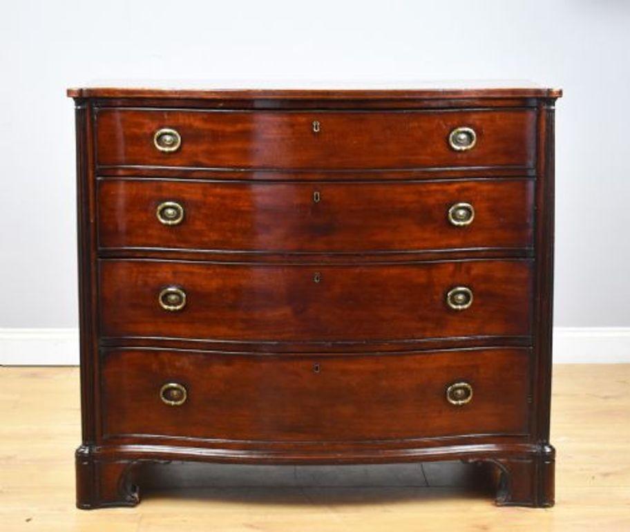 Cassettiera a serpentina in mogano di Giorgio III
Codice articolo: S26-642
Superba cassettiera a serpentina in mogano di Giorgio III, dalle proporzioni eleganti e dalla classica lavorazione artigianale del XVIII secolo. Il frontale a serpentina,