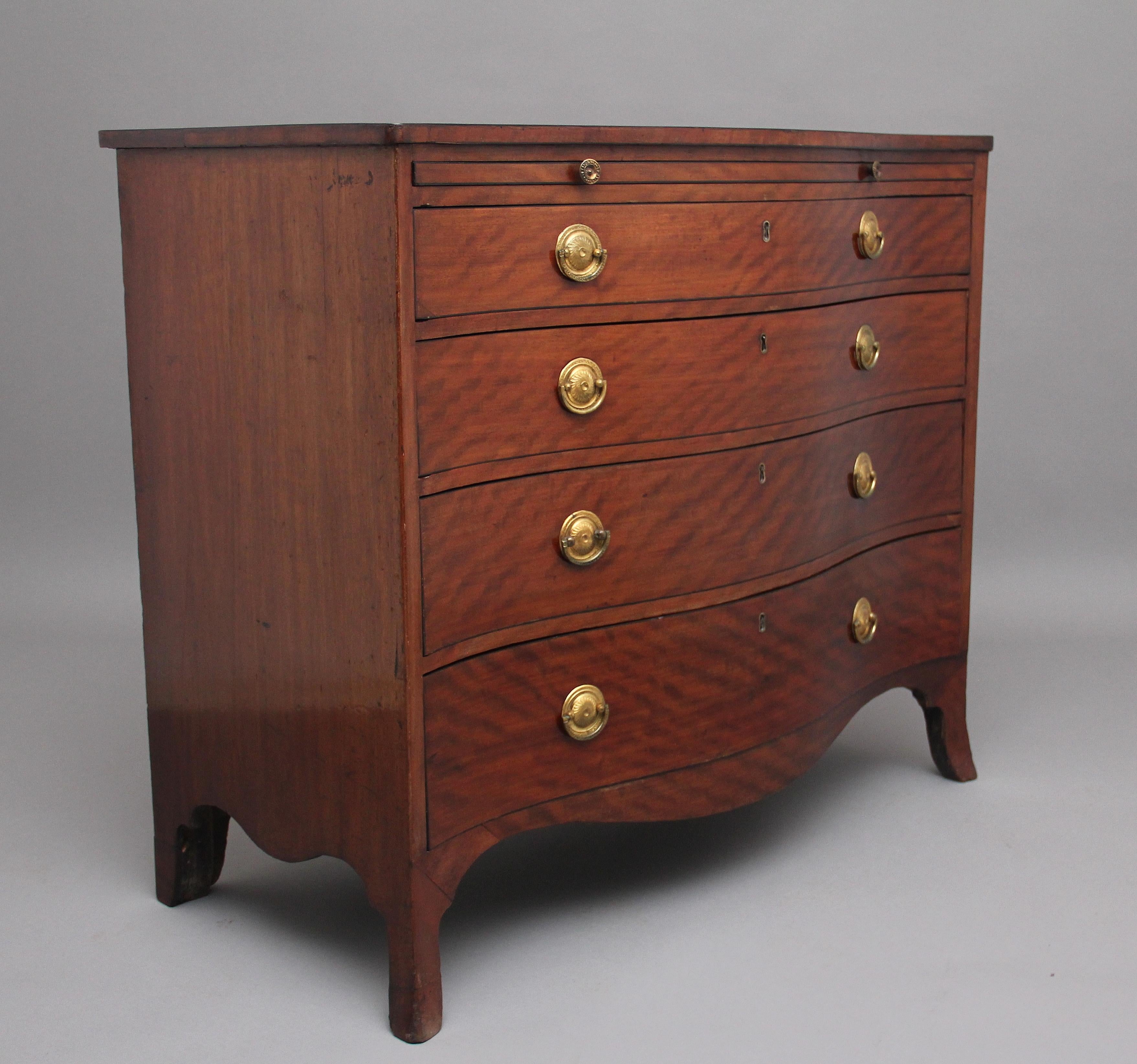 Splendida cassettiera a serpentina in mogano del XVIII secolo, con un bel piano figurato e a fasce incrociate con una guida a spazzola sottostante, quattro cassetti lunghi graduati rivestiti in rovere, con splendide figure sui frontali dei cassetti,