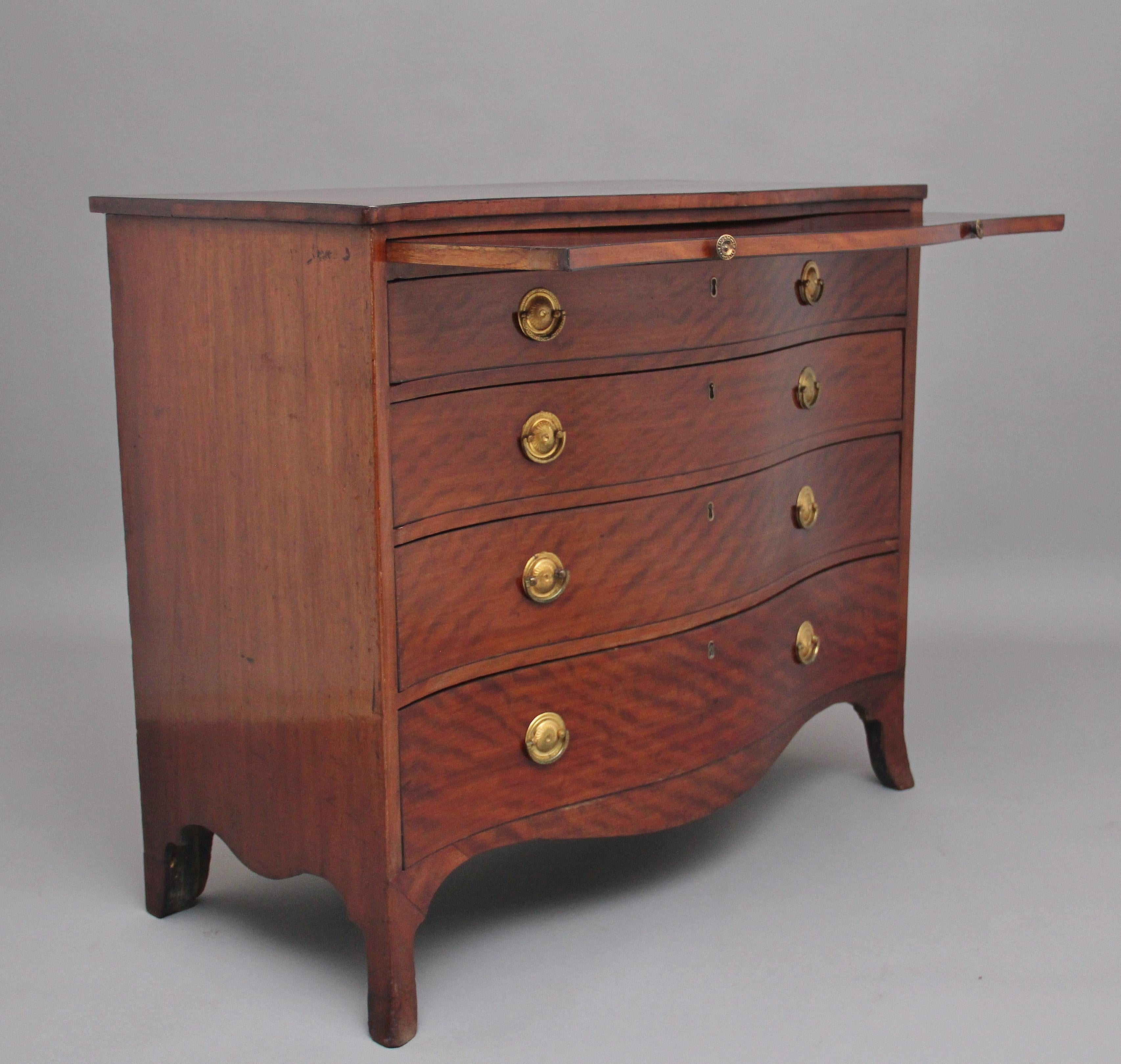 Georgian 18th Century Mahogany Serpentine Chest of Drawers For Sale