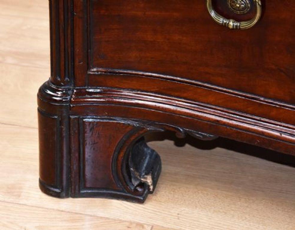 Fino al XVIII secolo Cassettiera a serpentina in mogano del XVIII secolo in vendita