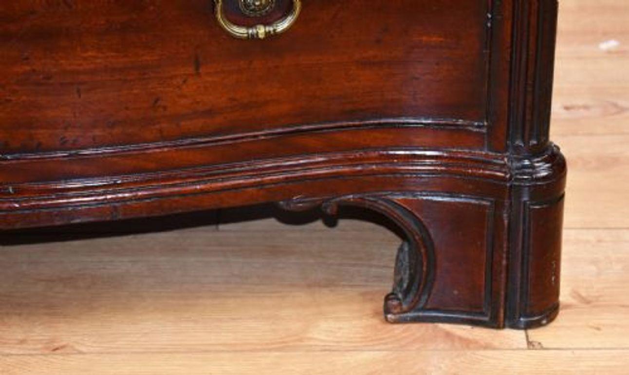 Mogano Cassettiera a serpentina in mogano del XVIII secolo in vendita