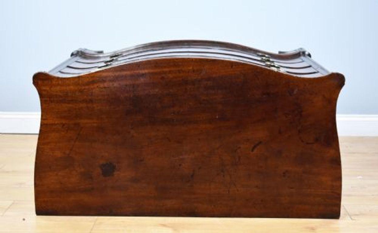 Cassettiera a serpentina in mogano del XVIII secolo in vendita 3