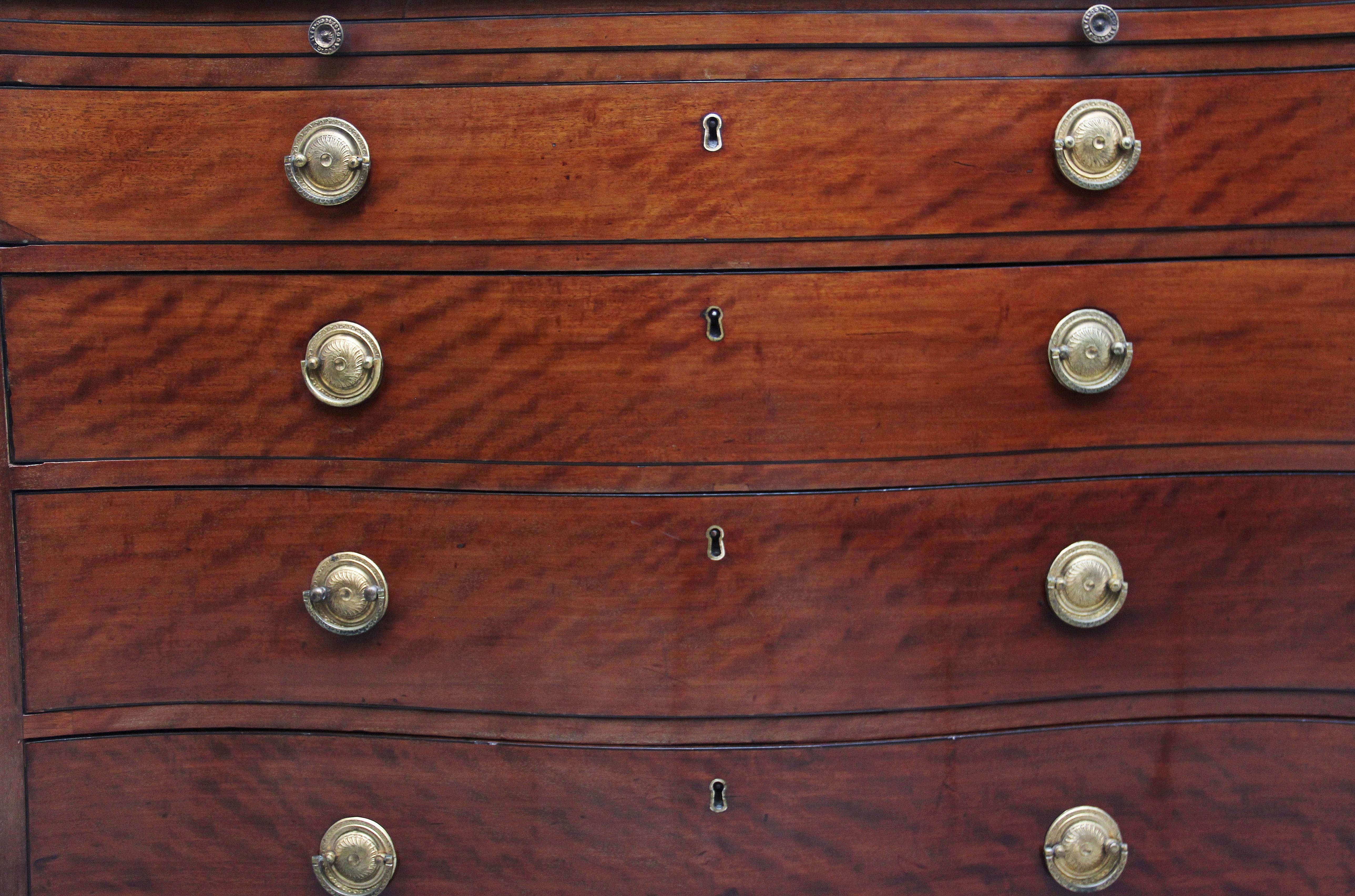 18th Century Mahogany Serpentine Chest of Drawers For Sale 3
