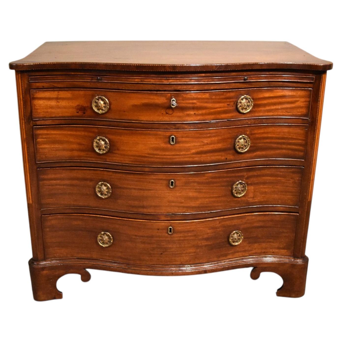 Commode serpentine en acajou du XVIIIe siècle en vente