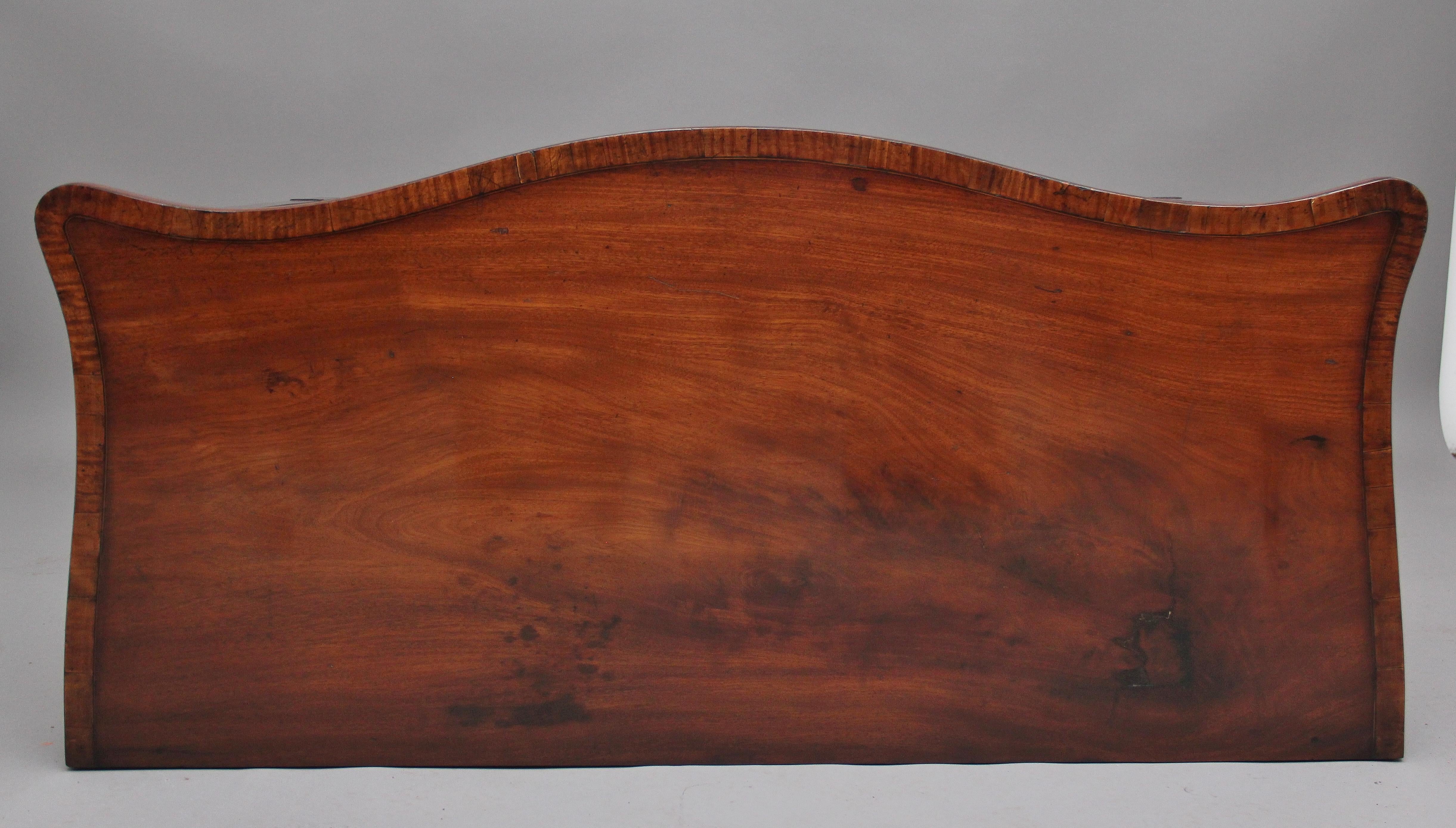 18th Century Mahogany Serpentine Serving Table For Sale 1