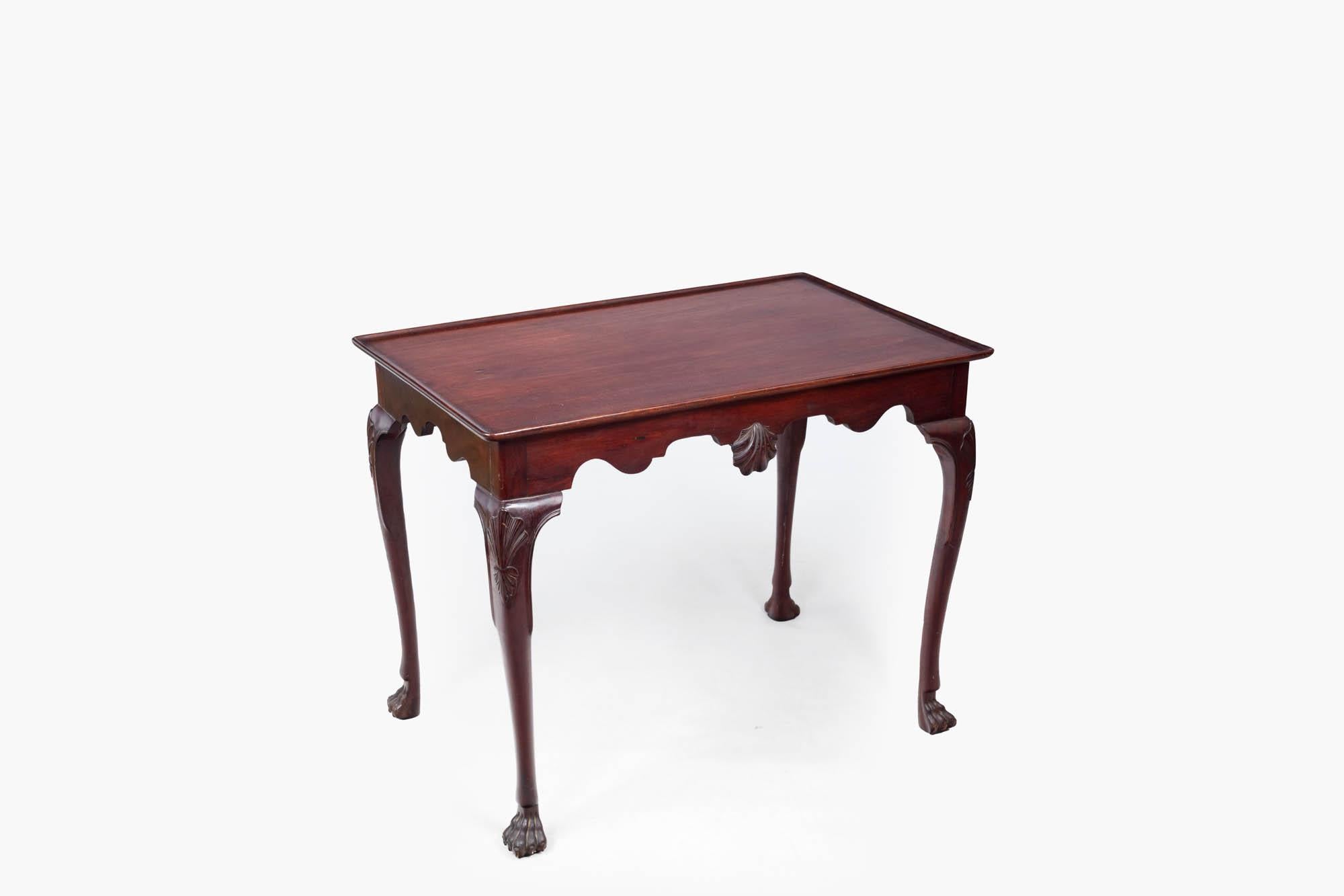 Mahagoni-Silbertisch aus dem 18. Jahrhundert (George II.) im Angebot
