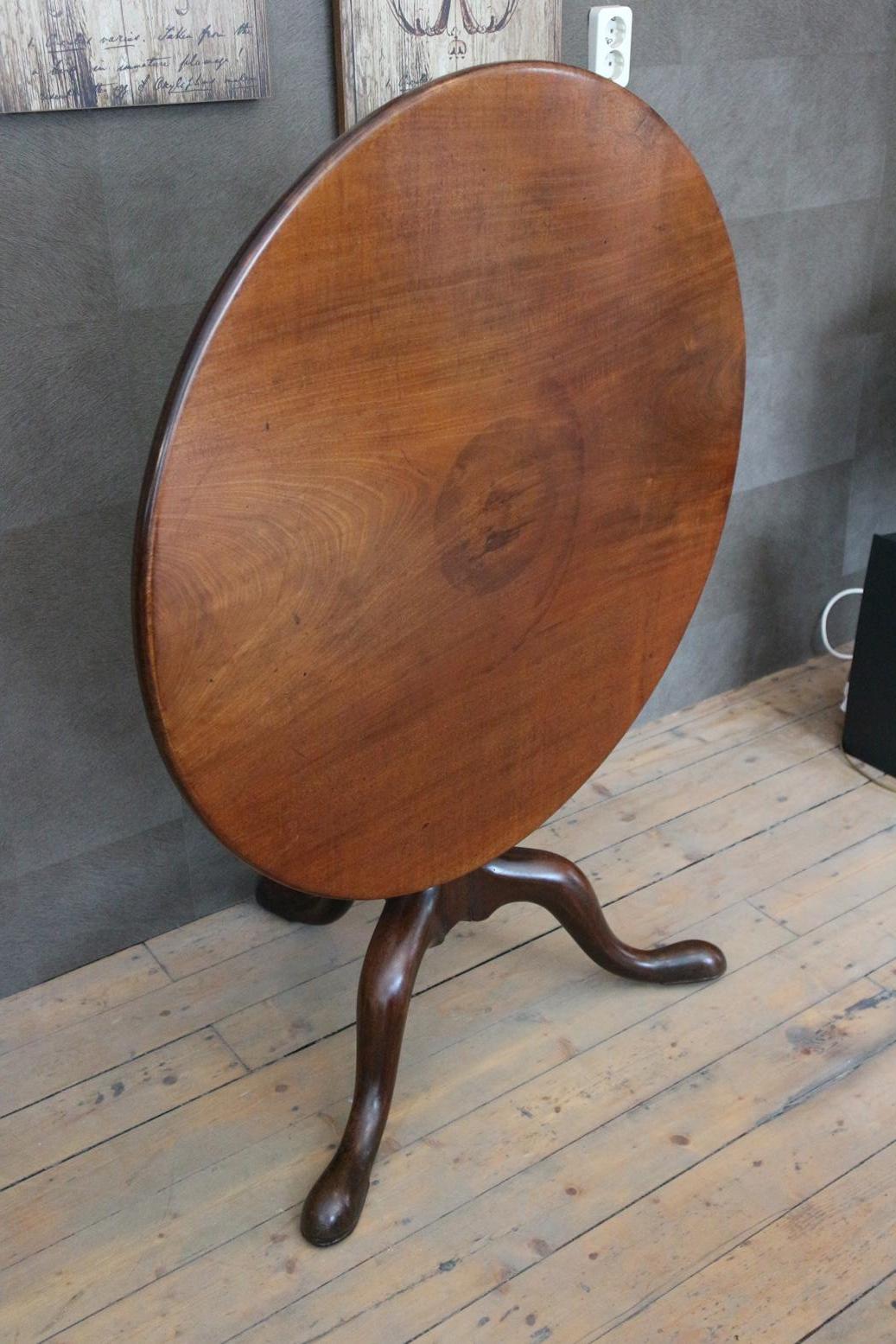 Antique (18th century) mahogany tilt-top table in good condition. Beautiful sturdy base. This type of leg is called gun barrel. The table has been shortened, the original height has been approximately 72 cm
Origin: England
Period: circa