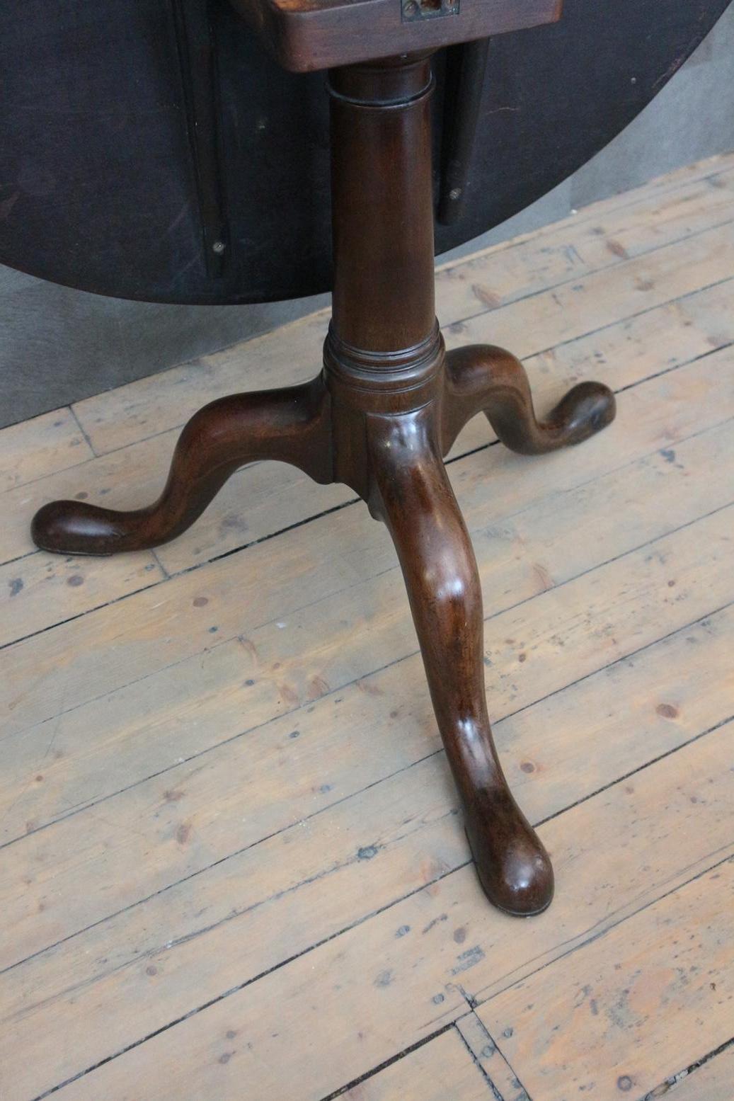 18th Century Mahogany Tilt-Top Table In Good Condition In Eindhoven, NL