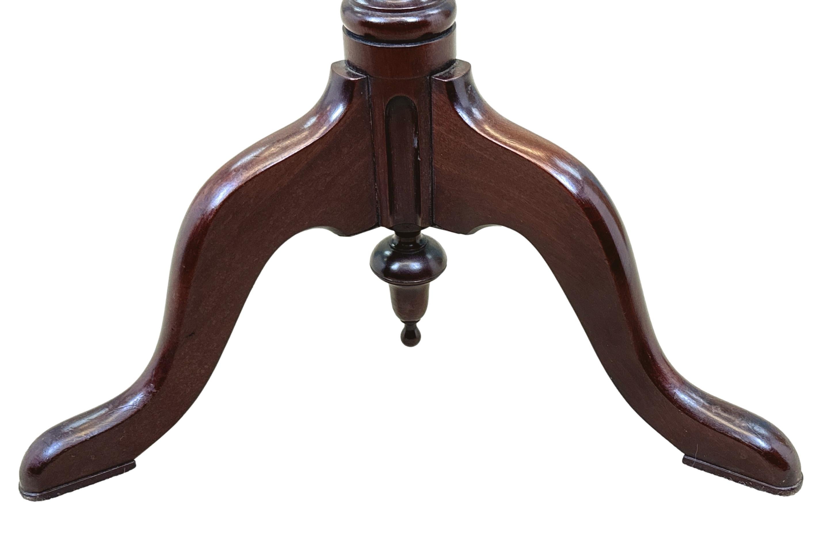 A very attractive and good quality late 18th century Georgian mahogany torchere, or candle stand, having well figured detachable circular top with moulded rim, over elegant turned stem with fluted decoration, terminating on three splayed tripod