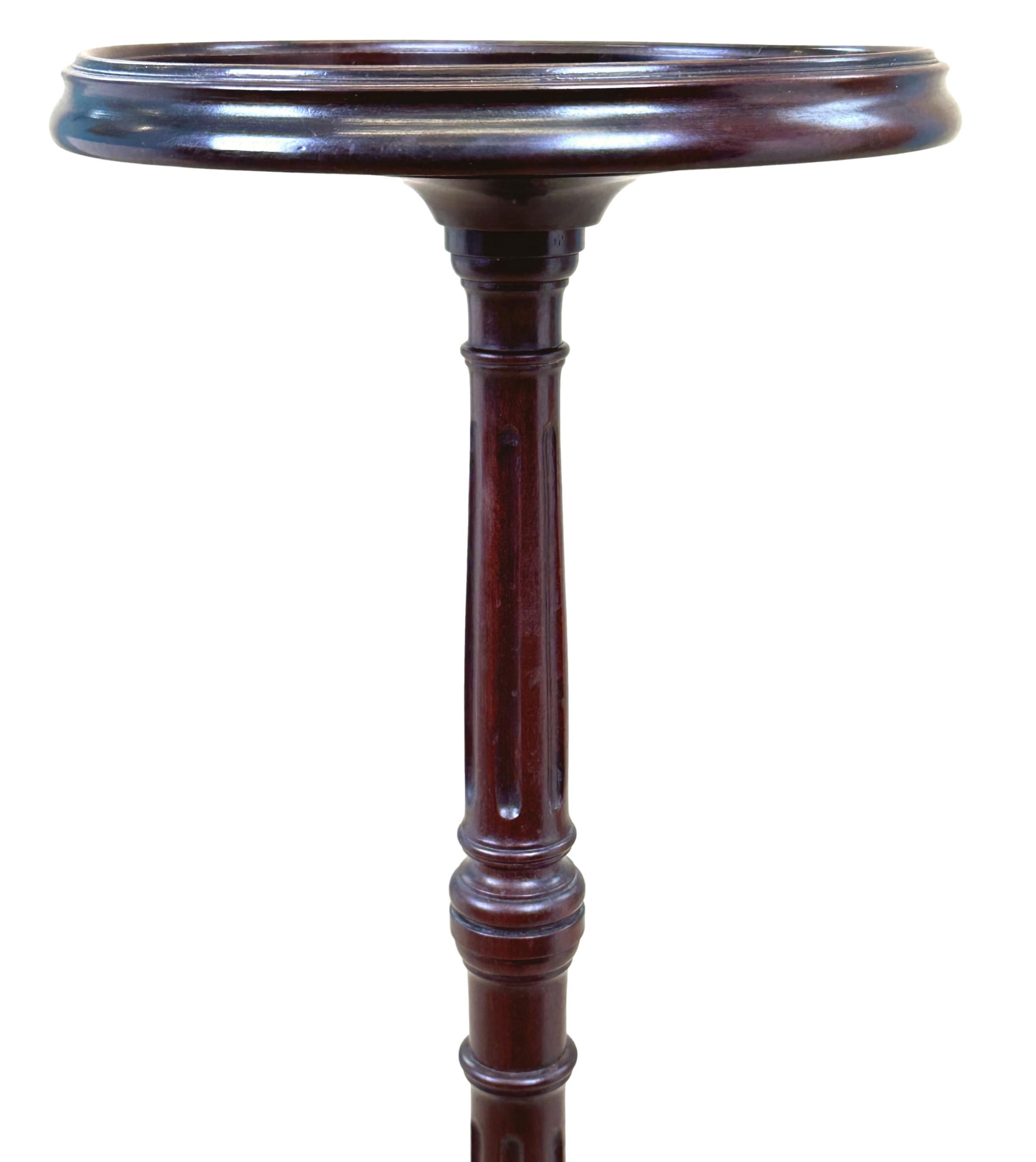 Georgian 18th Century Mahogany Torchere Stand For Sale