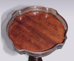 Soporte trípode de caoba para tetera del siglo XVIII