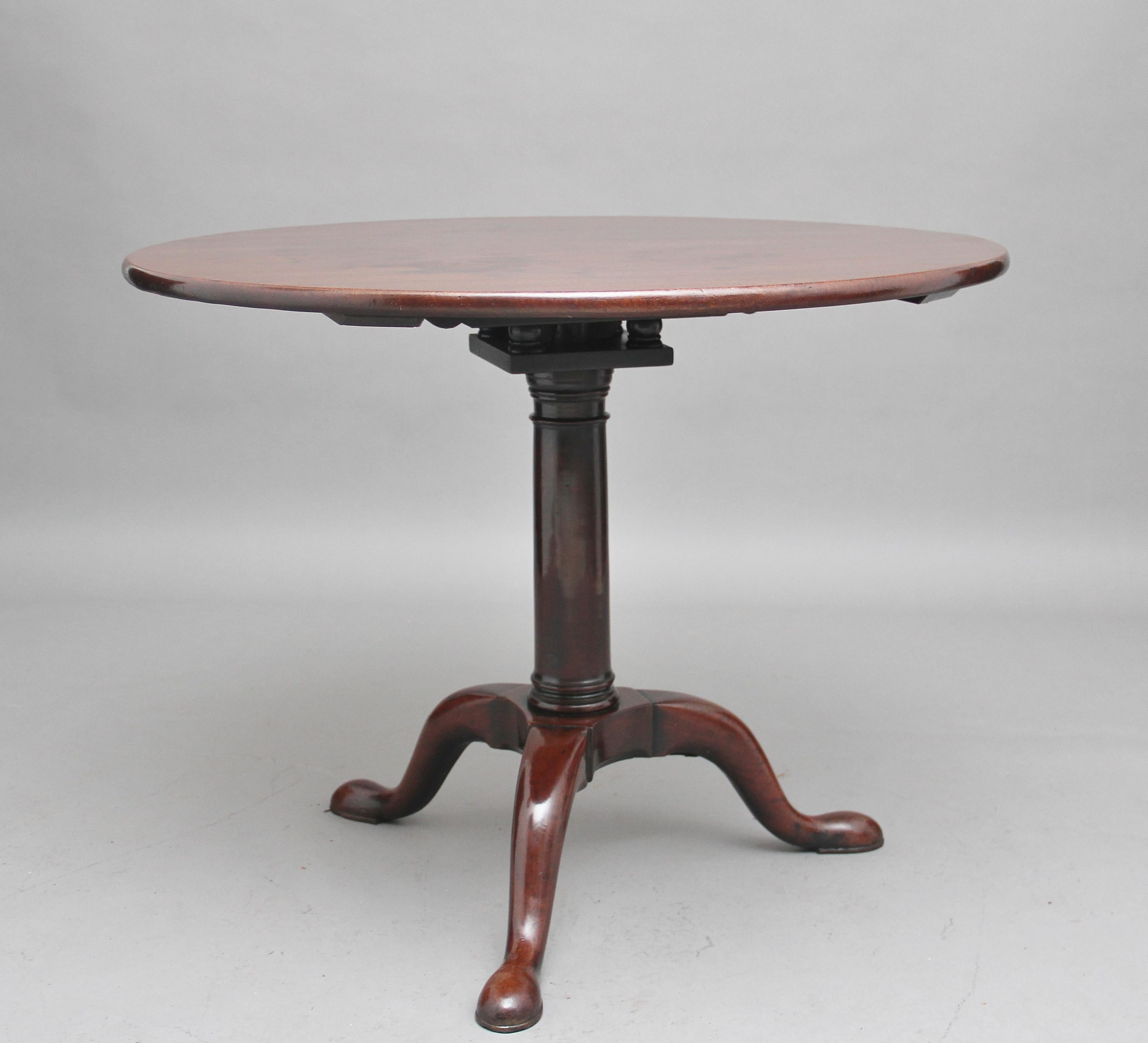 Mahagoni-Dreibein-Tisch aus dem 18. Jahrhundert (Spätes 18. Jahrhundert) im Angebot