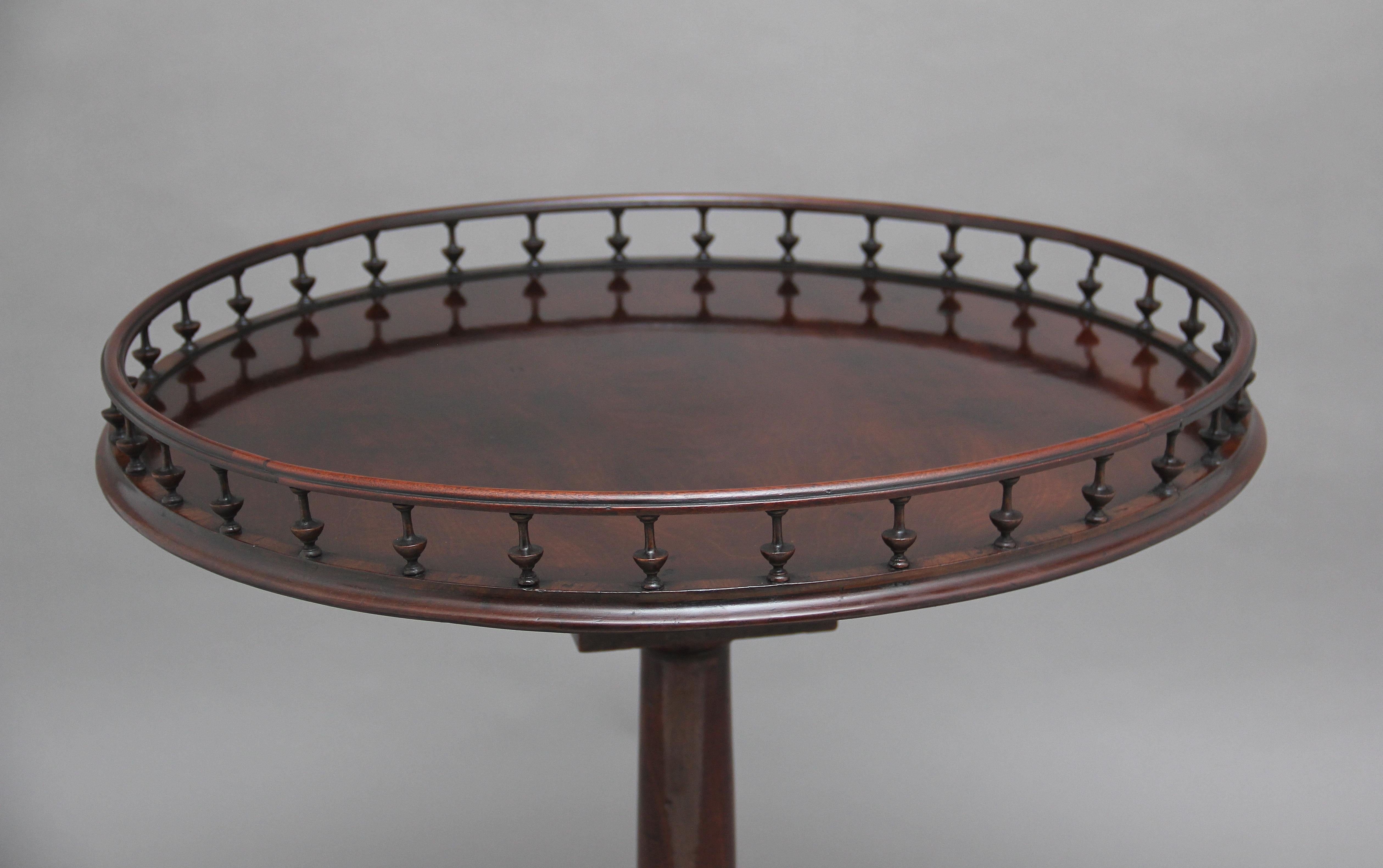Mahagoni-Dreibein-Tisch mit dekorativer Galerie aus dem 18. Jahrhundert im Angebot 1