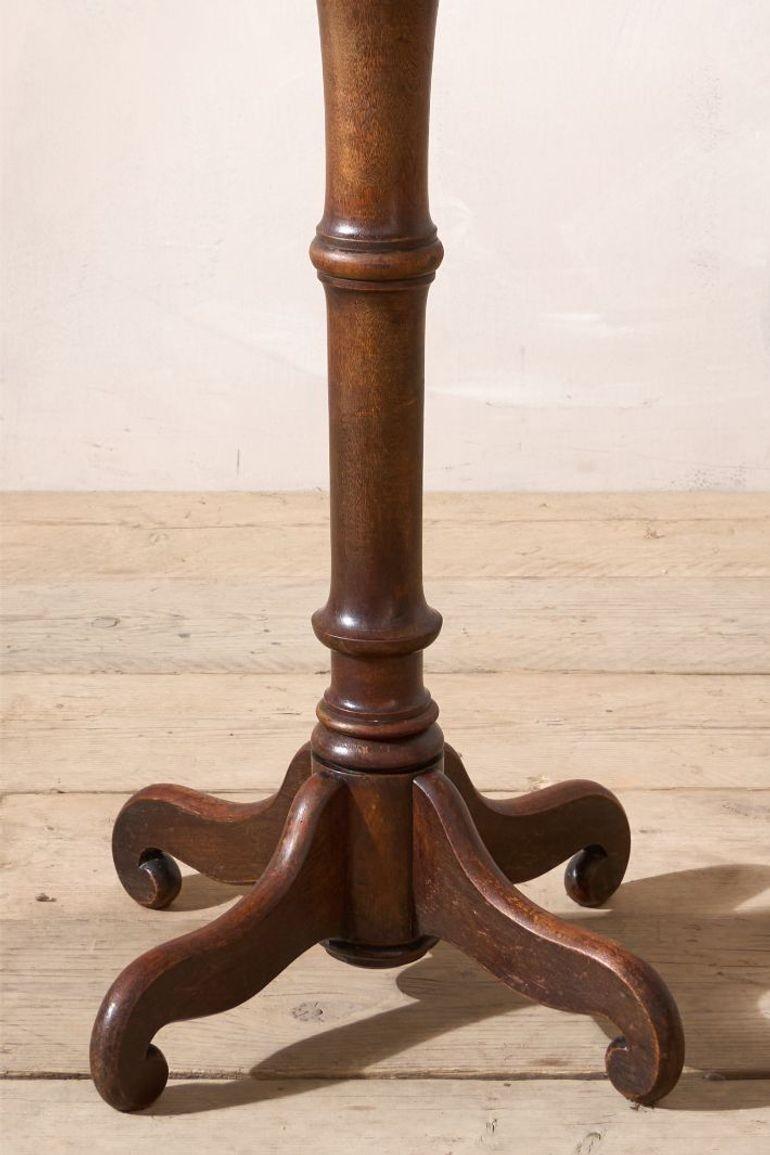 Il s'agit d'une table à vin en acajou du XVIIIe siècle au design très inhabituel. Il a une tige épaisse et des pattes très galbées. Le dessus est d'une belle couleur sèche avec une patine attrayante. Il y a une entaille sur le bord et une vieille