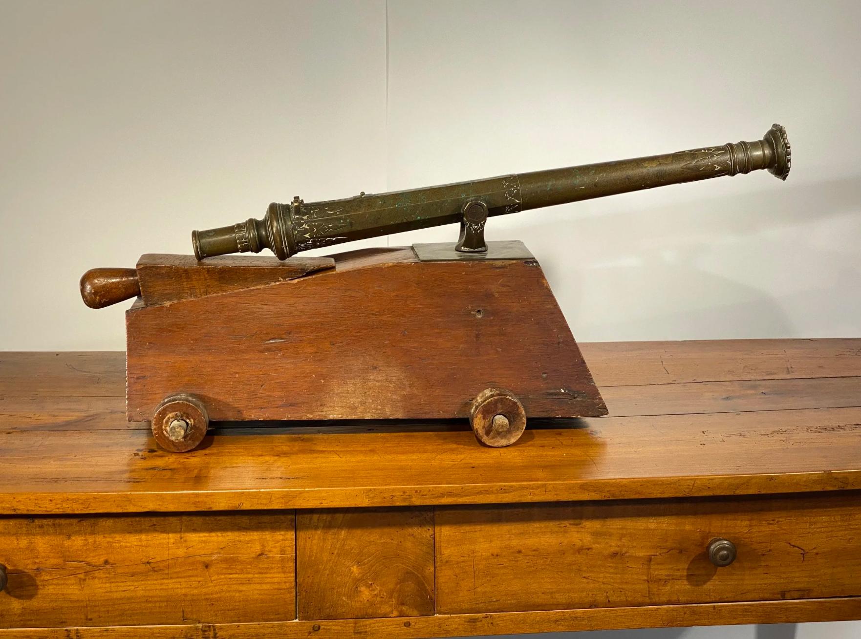 Ce canon à rail pivotant a été coulé dans les fonderies de Malacca et de Pahang et a été utilisé à bord de petits navires marchands pour dissuader les pirates. Le canon présente un alésage d'un pouce et est monté sur une base pivotante en bois avec