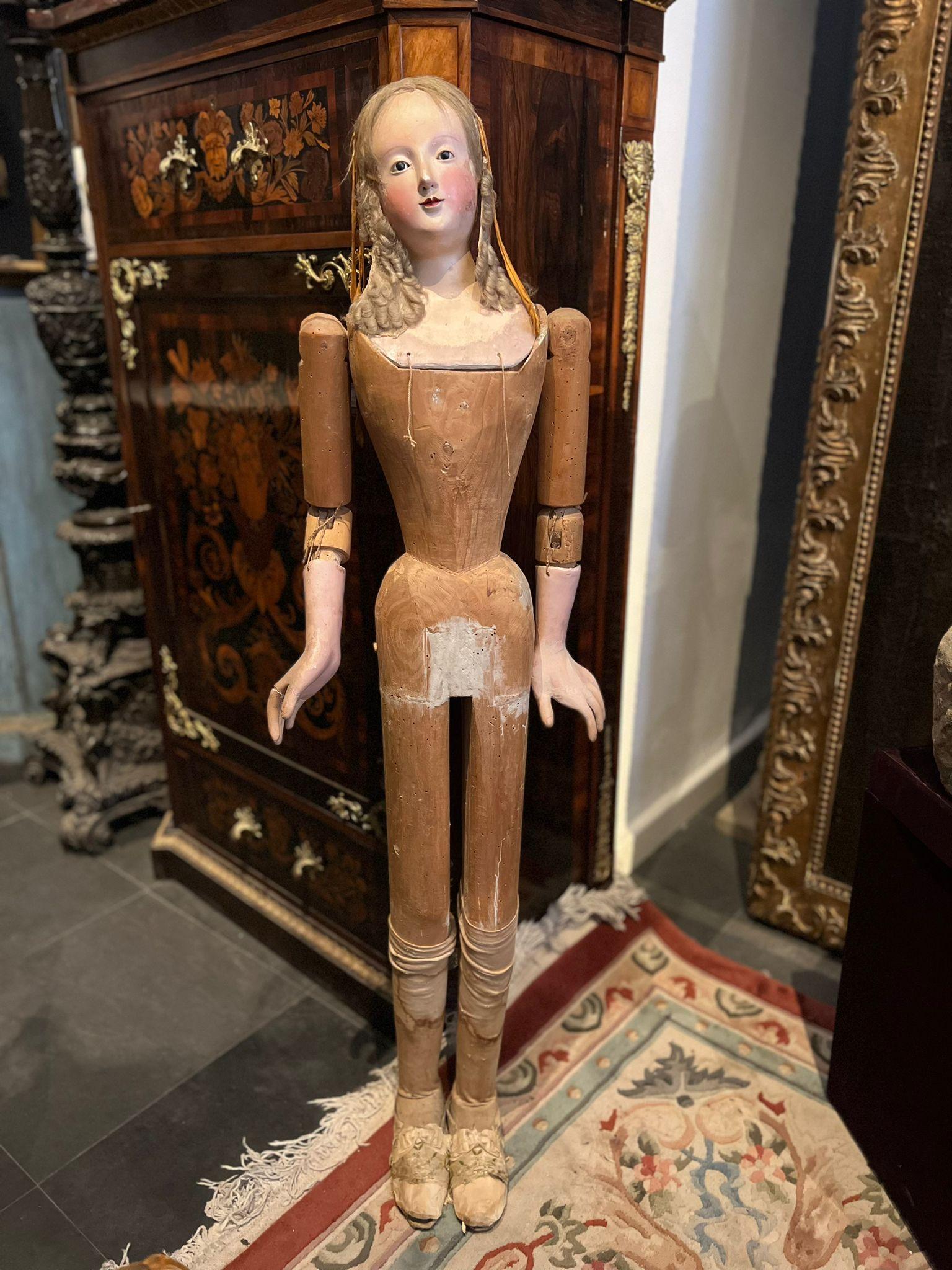 The mannequin has movable upper limbs and has original shoes and socks, papier-mâché hands and head. The painting of the facial features is extremely refined. Italy, 18th century.

Contact for the price and for any other information I am at your