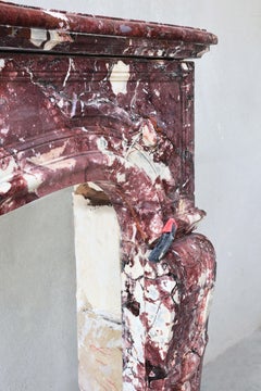 Cheminée ancienne en marbre du 18ème siècle en Fleur de Pecher.