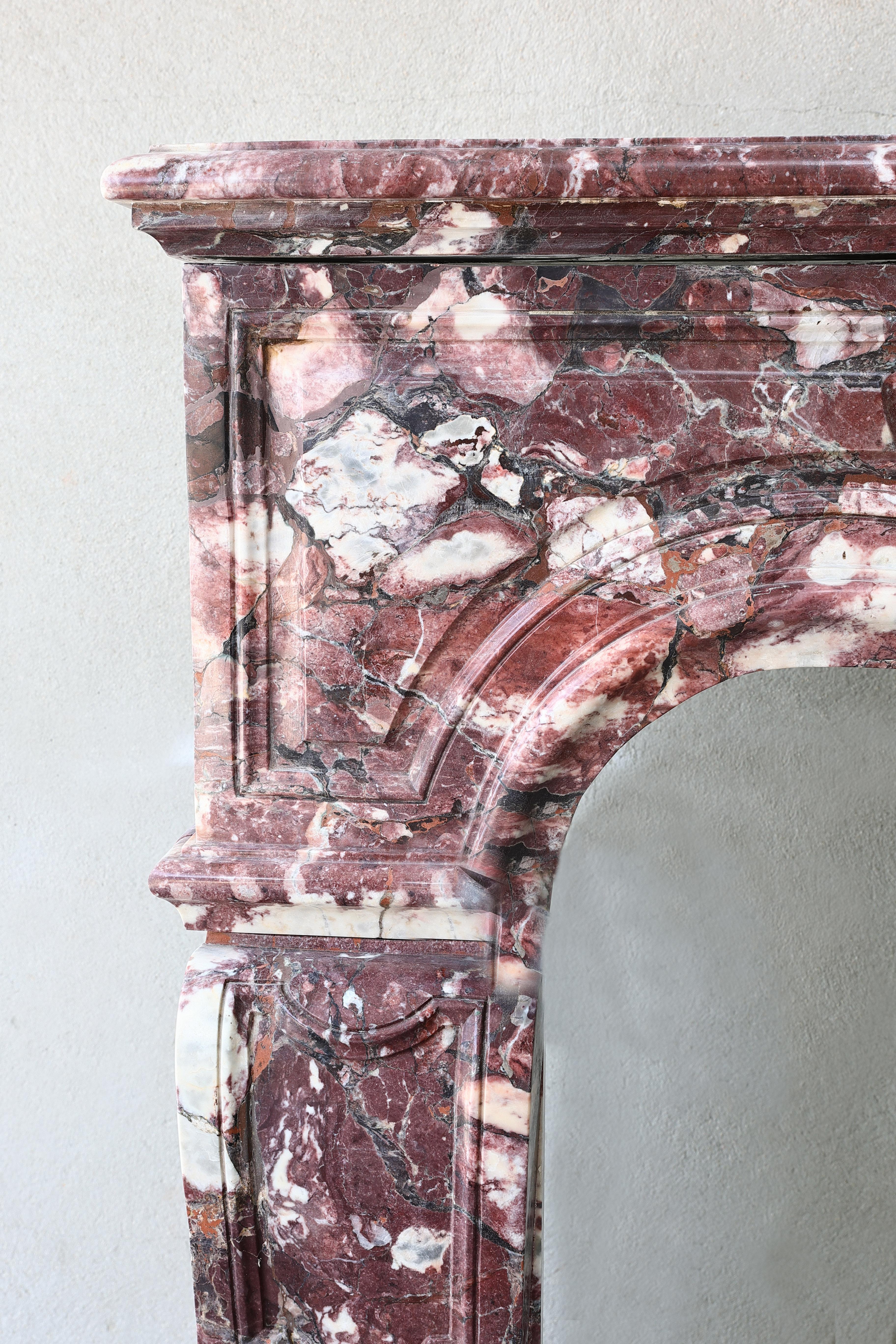 18th Century Antique Marble Fireplace in Fleur de Pecher. For Sale 1