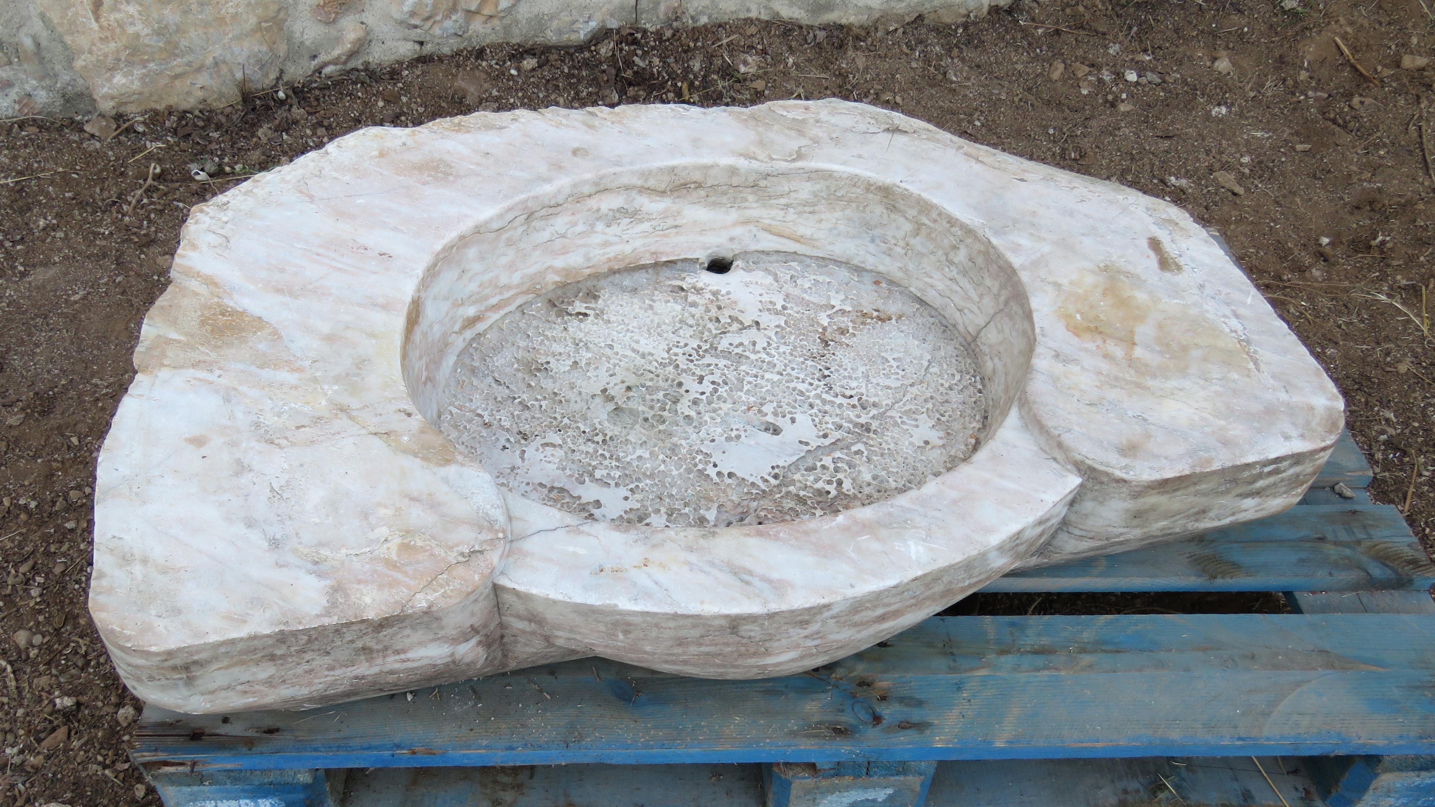 Il retro della vasca è incompleto sui lati. Elegantemente arrotondato sul davanti.
Oltre all'uso previsto come lavabo, può essere utilizzato come vasca per uccelli o fontana d'acqua.
Abbiamo diverse opzioni di rubinetti antichi da posizionare
