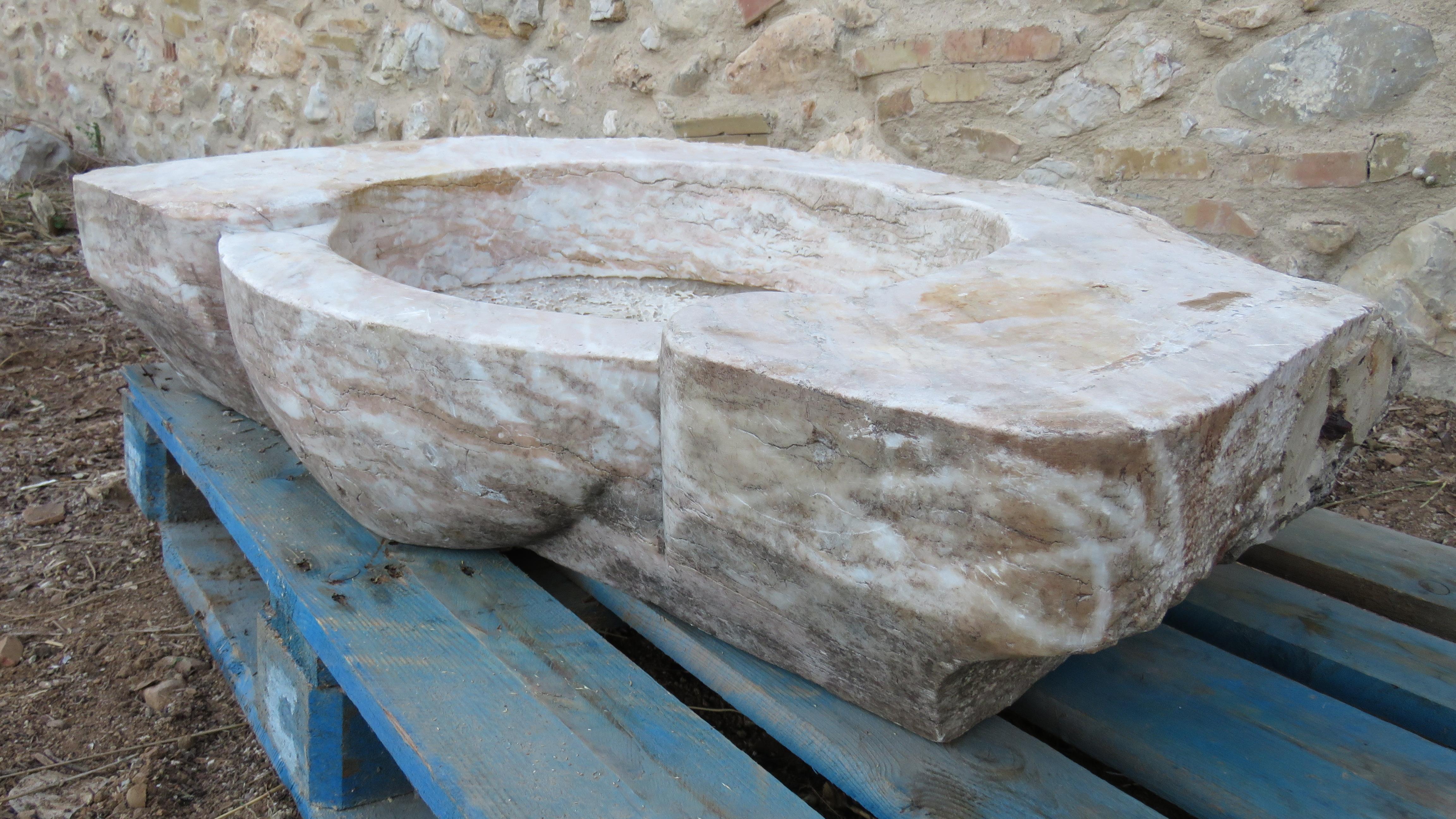 Intagliato a mano Bacino in marmo del XVIII secolo in vendita