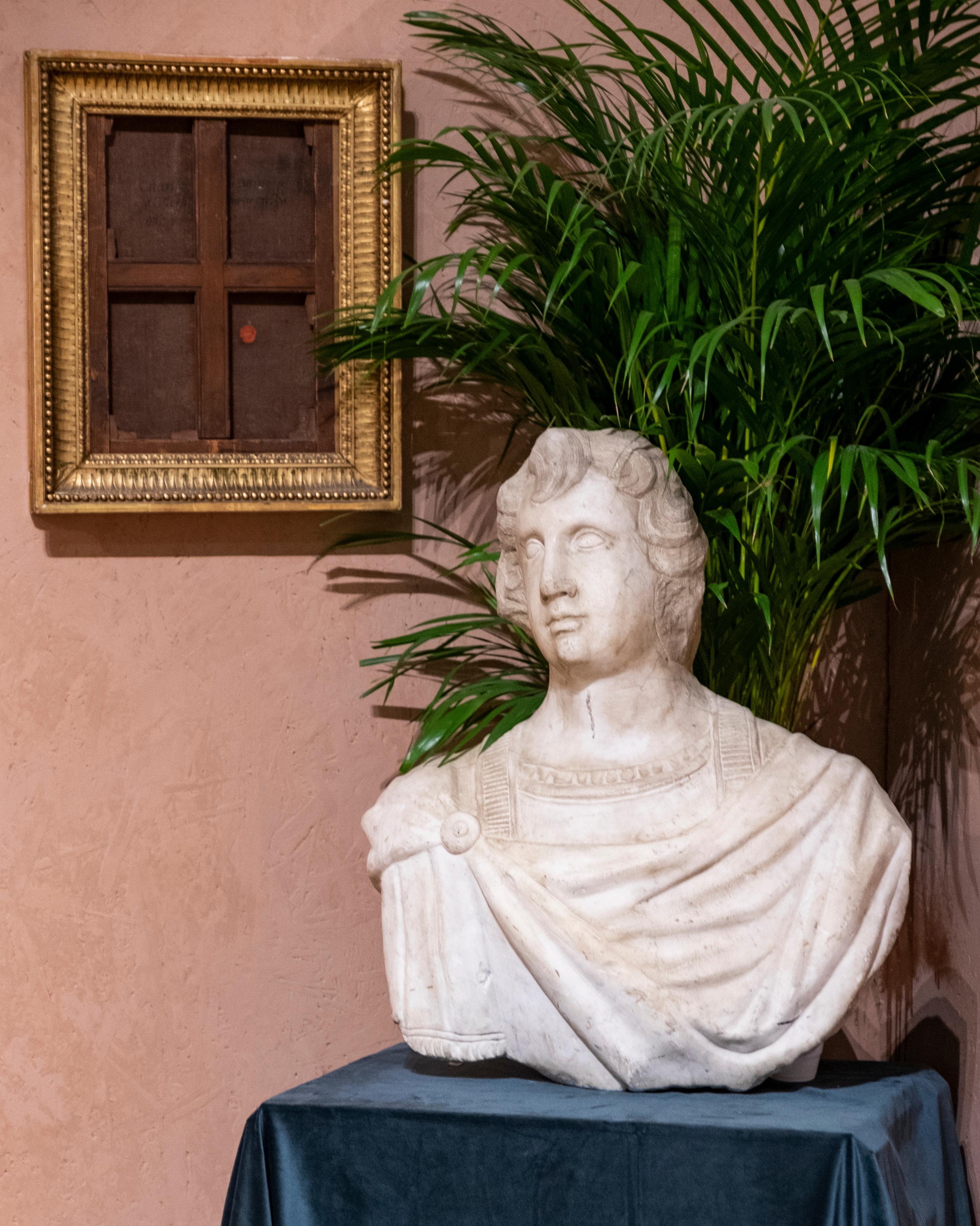 Impressionnant buste en marbre grandeur nature d'un homme romain, sculpté à la main au début du 18e siècle, vers 1700 en Italie, peut-être plus ancien. 

L'état est bon, avec de petits éclats et entailles correspondant à l'âge et à l'utilisation.