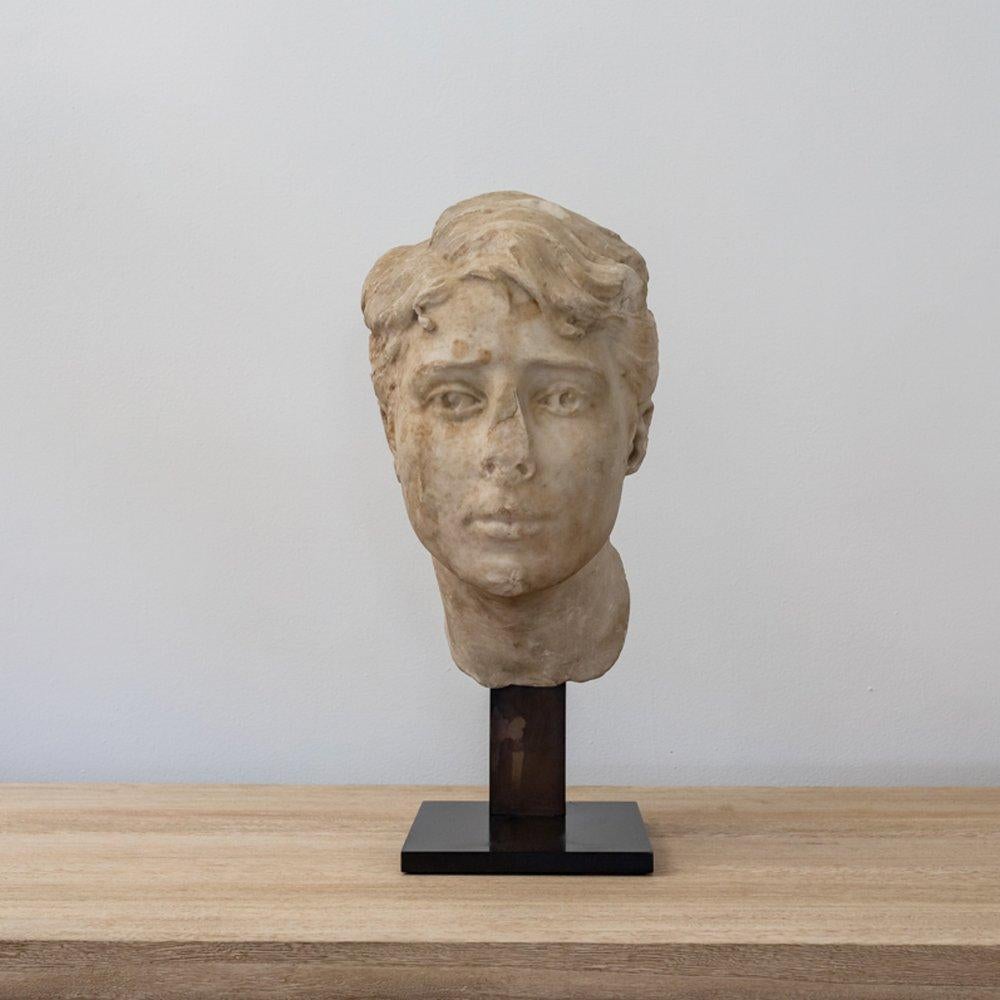 Sculpté Buste de jeune femme en marbre du 18e siècle en vente