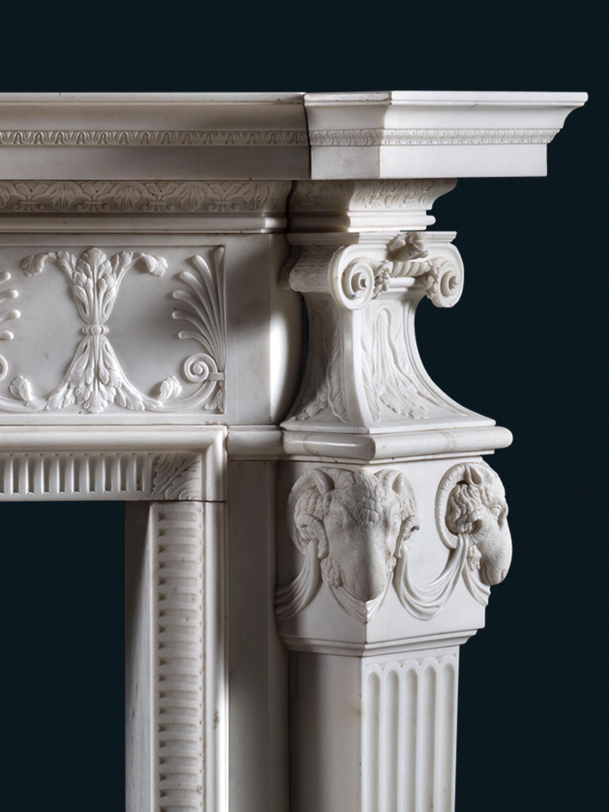 Un raffinatissimo caminetto del XVIII secolo in marmo statuario bianco del famoso architetto James Paine (1717-1789)

Una mensola a rompere modellata con lingua d'agnello e modanature a foglia e dardo. Questo è sostenuto da un fregio che mostra