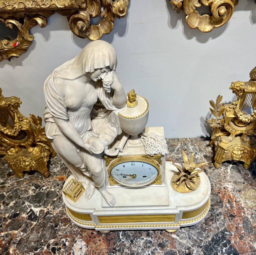 Doré Horloge en marbre du XVIIIe siècle représentant une femme de l'Antiquité Classic  en vente