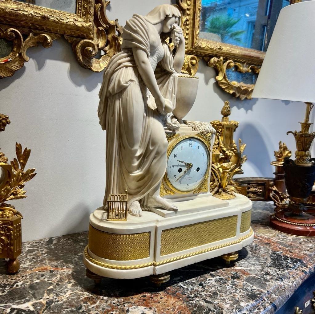 Horloge en marbre du XVIIIe siècle représentant une femme de l'Antiquité Classic  Bon état - En vente à NICE, FR