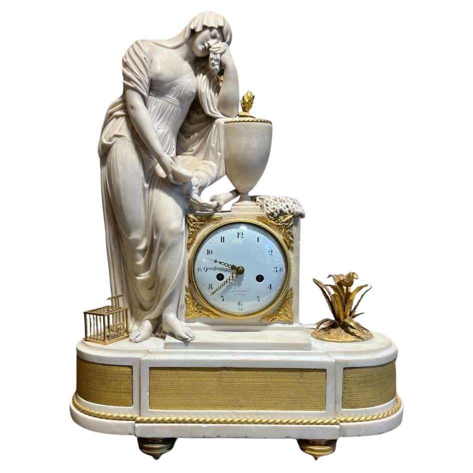 Horloge en marbre du XVIIIe siècle représentant une femme de l'Antiquité Classic  en vente