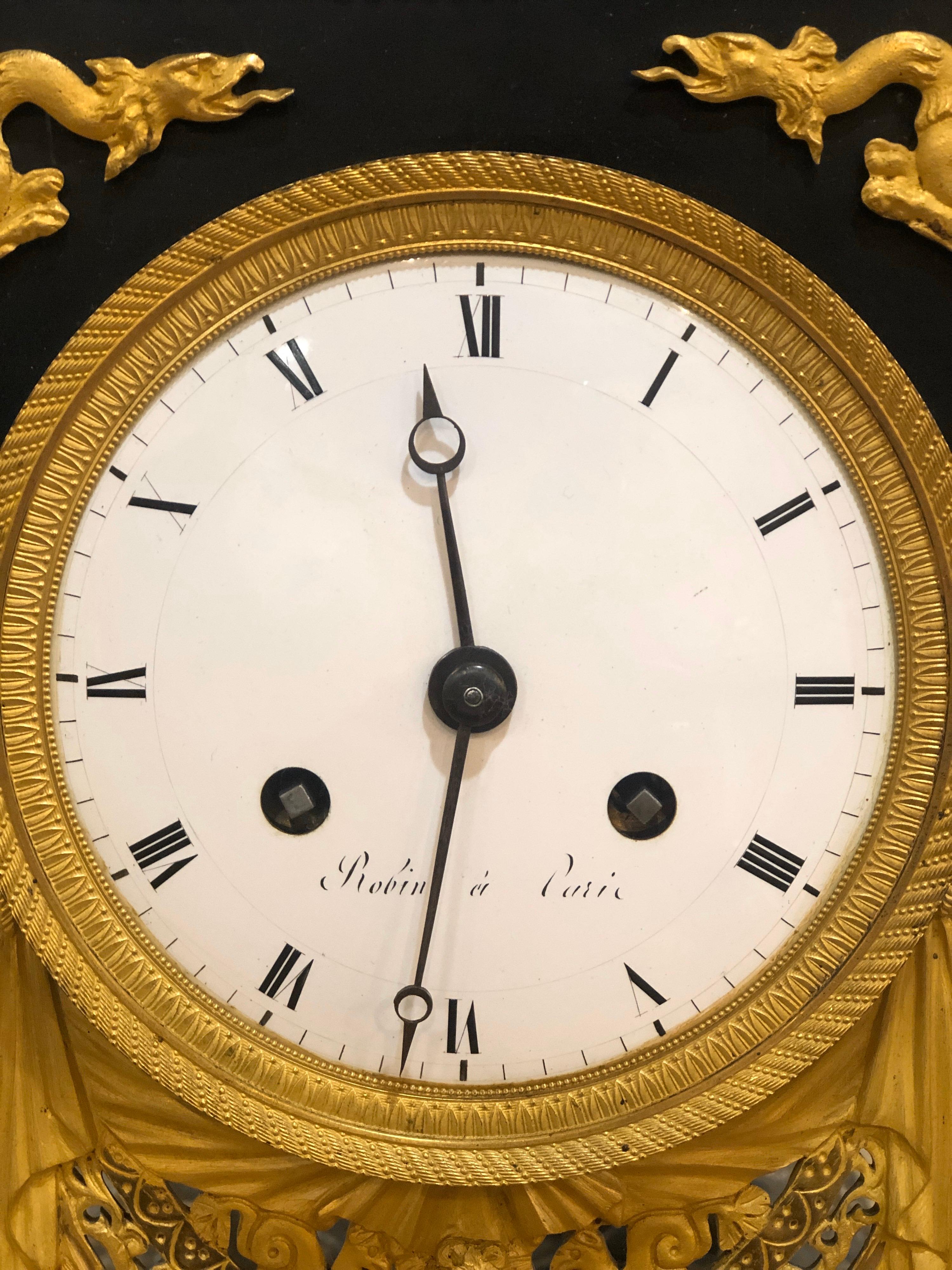 Horloge monumentale en marbre français, signée Robert Robin (1741-1799) est l'un des plus importants horlogers parisiens de la fin du XVIIIe siècle. Ayant reçu les titres de Valet de Chambre-Horloger Sort du Roi et de la Reine en 1783 et