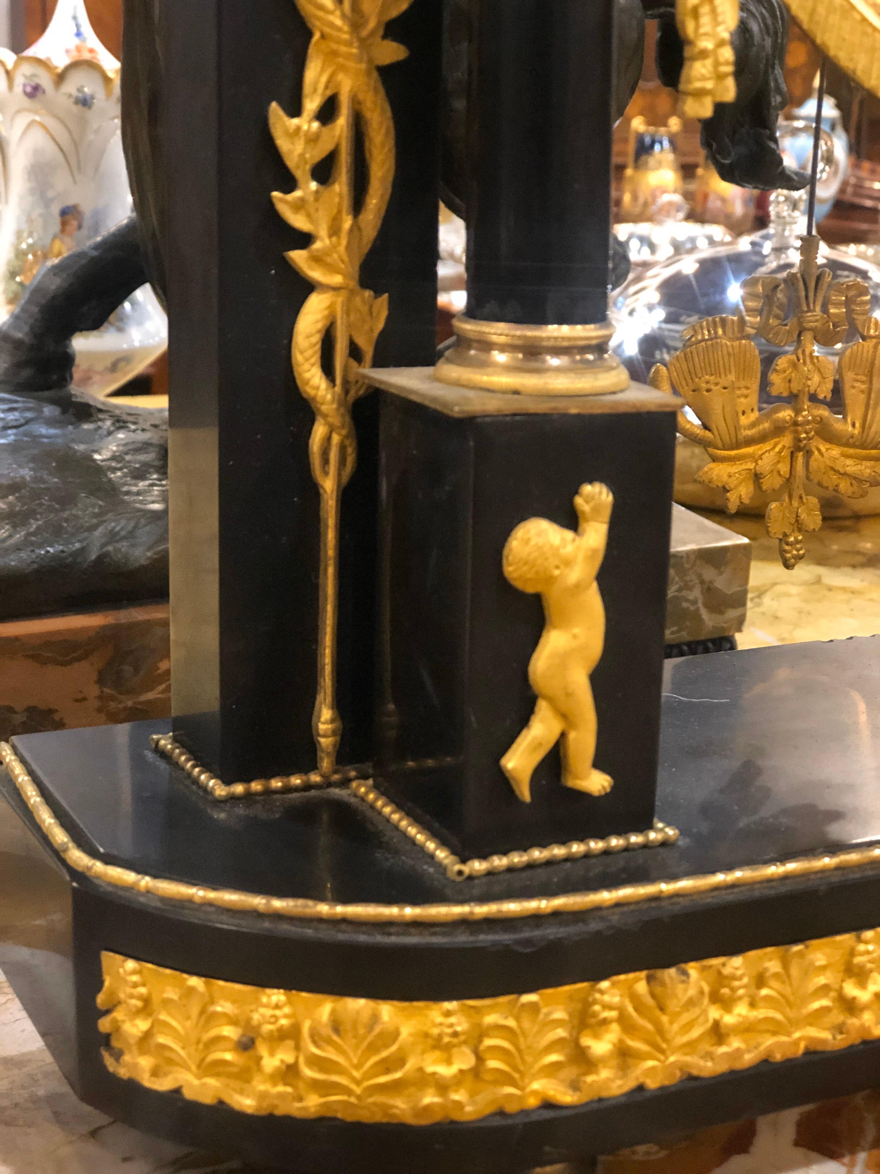 18ème siècle Français horloge en marbre noir Louis XVI Robert Robin Bon état à Roma, RM