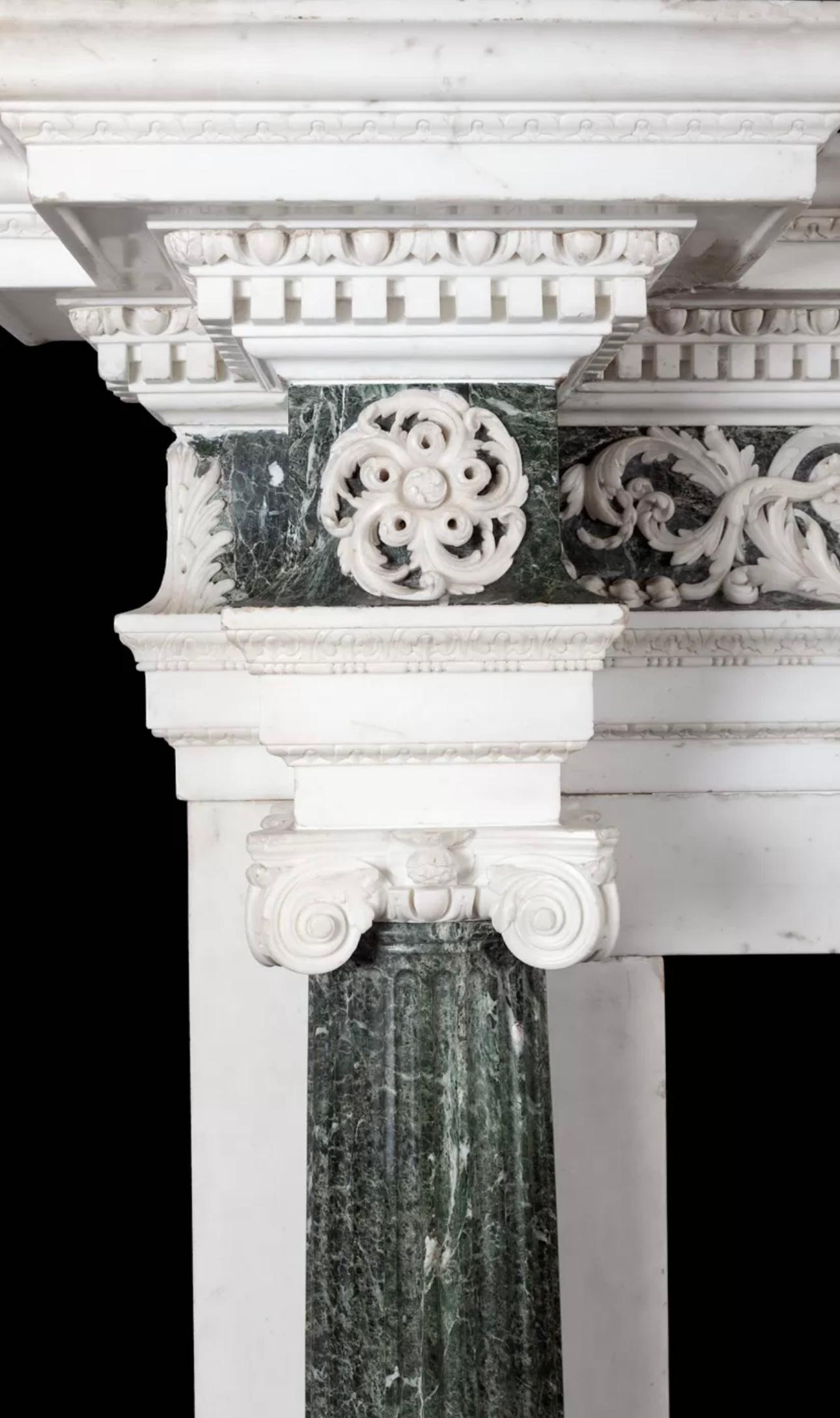 Il fregio ha pannelli curvi di verde antico, sovrapposti a volute di marmo statuario. La targa centrale, a forma di zampa di cane, raffigura Flora, dea dei fiori e della stagione della primavera, affiancata da festoni di foglie di quercia e ghiande.