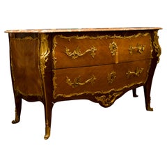 Louis XV-Kommode mit Marmorplatte und Bronzebeschlägen aus Königsholz aus dem 18.