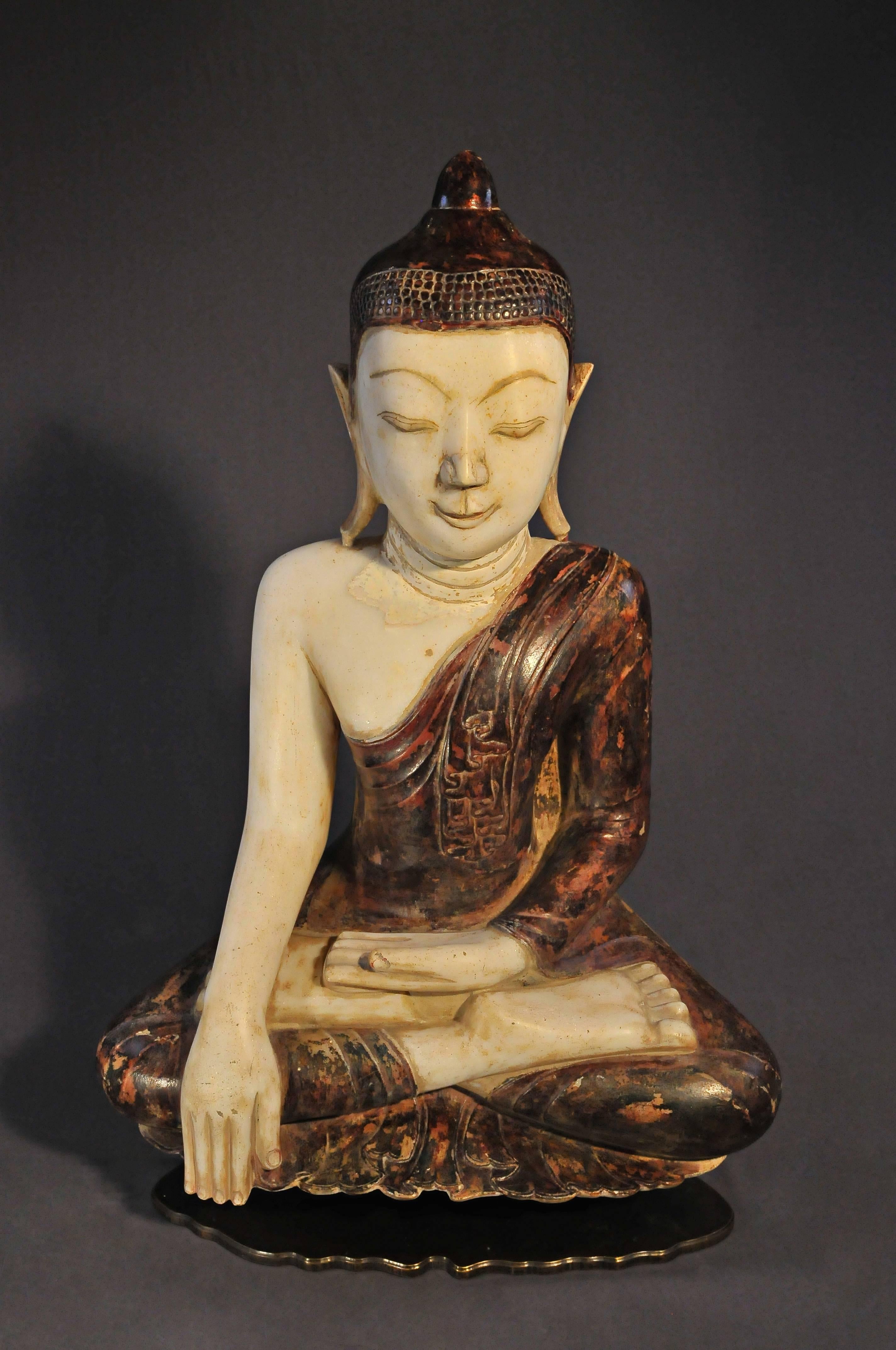 La Birmanie était particulièrement intéressée par les représentations de Bouddha et de ses disciples. Le Maître, est représenté ici dans l'attitude de 