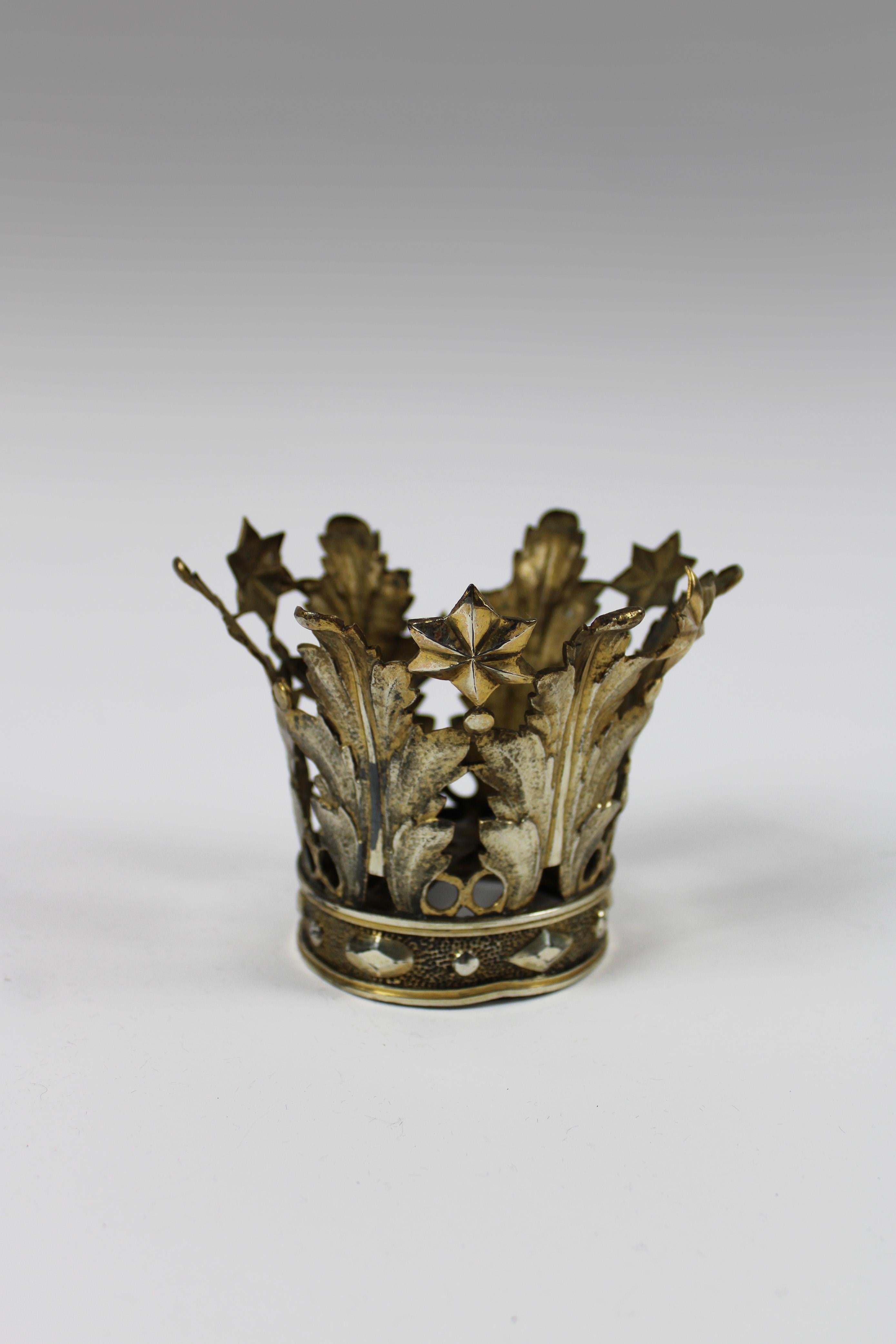 Dieses exquisite religiöse Artefakt aus luxuriösem Vermeille-Silber stammt aus Flandern, wo es einst die heilige Marienstatue schmückte. Die mit verschlungenen Akanthusblättern und Sternen geschmückte Krone strahlt eine himmlische Aura von Eleganz