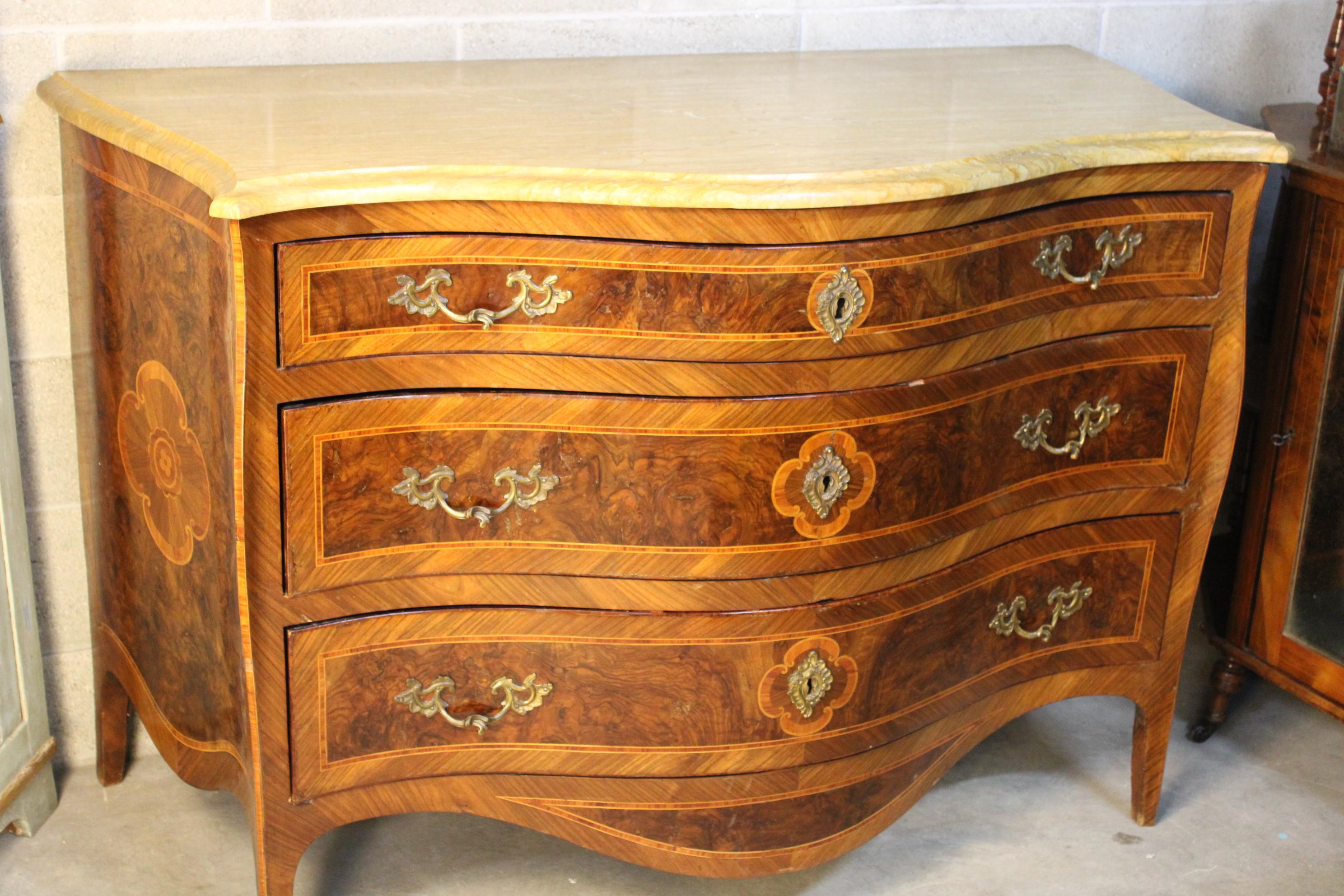 Neapolitan commode, circa 1775
Comes with old certification of authenticity
Marquetry in various woods and below marble top, the latter thick and heavy (3 cm thickness)
In good condition with minor old restorations.
The commode will be shipped